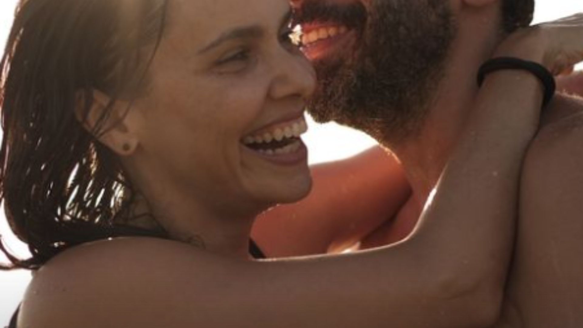 Marido de Débora Falabella faz rara aparição em foto romântica com a atriz