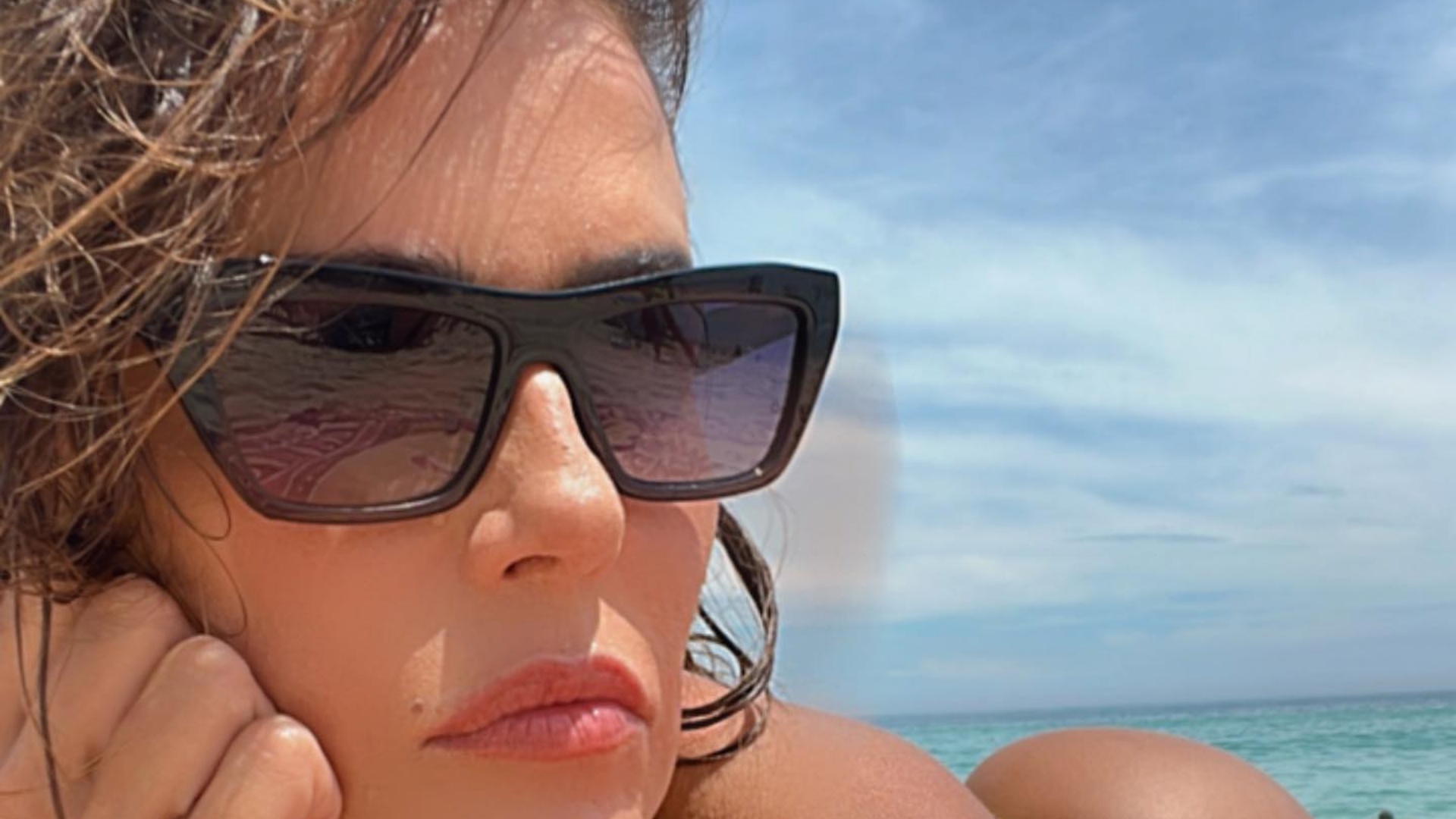 Deborah Secco ostenta corpão ao renovar bronzeado na praia