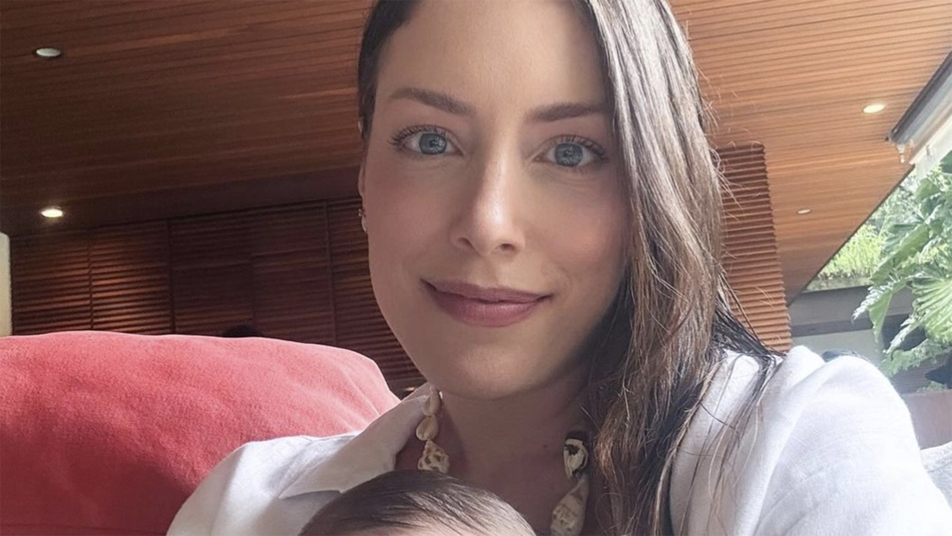 No hospital, Fabiana Justus ganha presente fofo das filhas gêmeas
