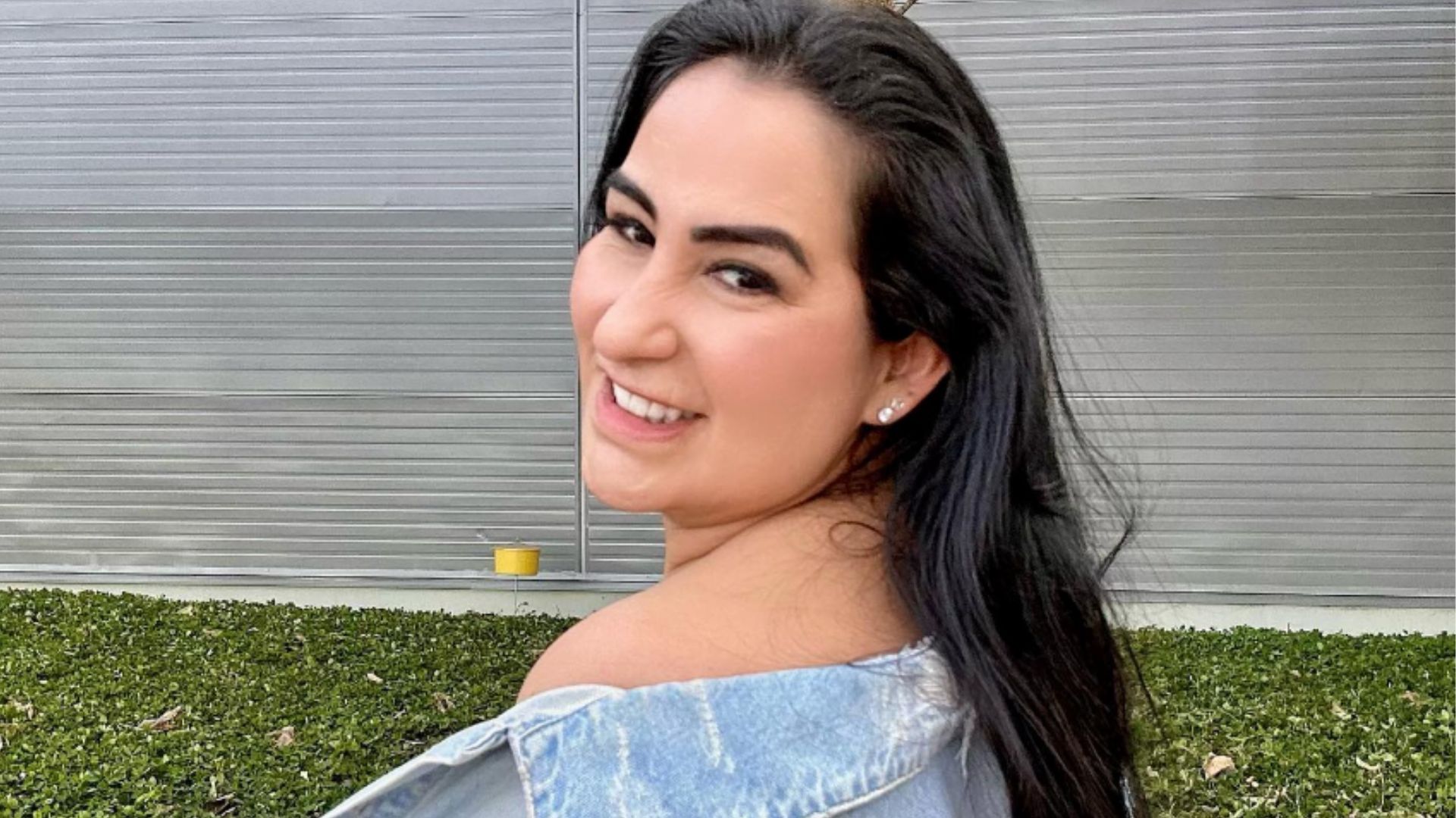 Fabiola Gadelha faz rara aparição com os três filhos