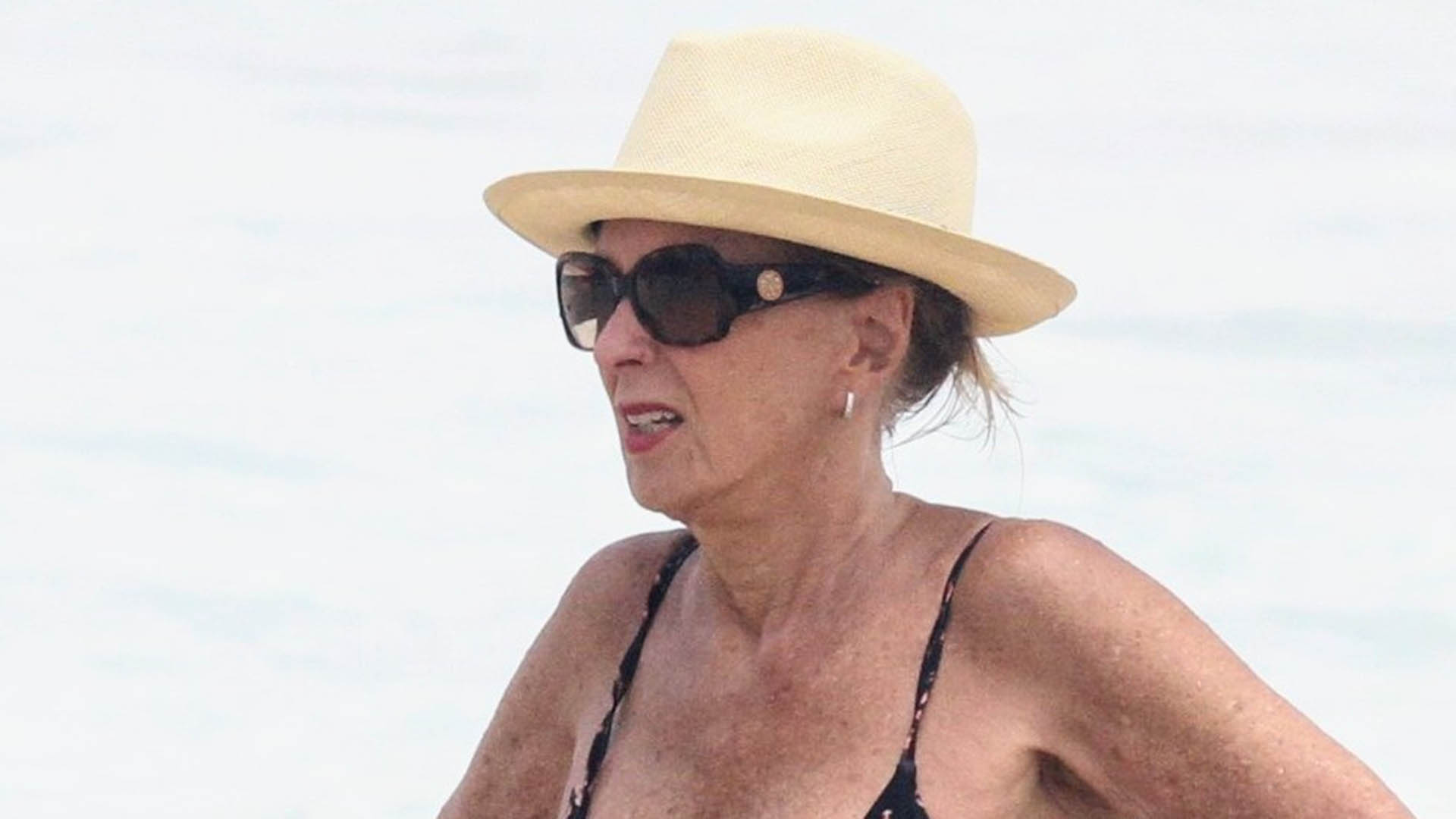 Eterna Garota de Ipanema, Helô Pinheiro arrasa ao ser flagrada em dia na praia