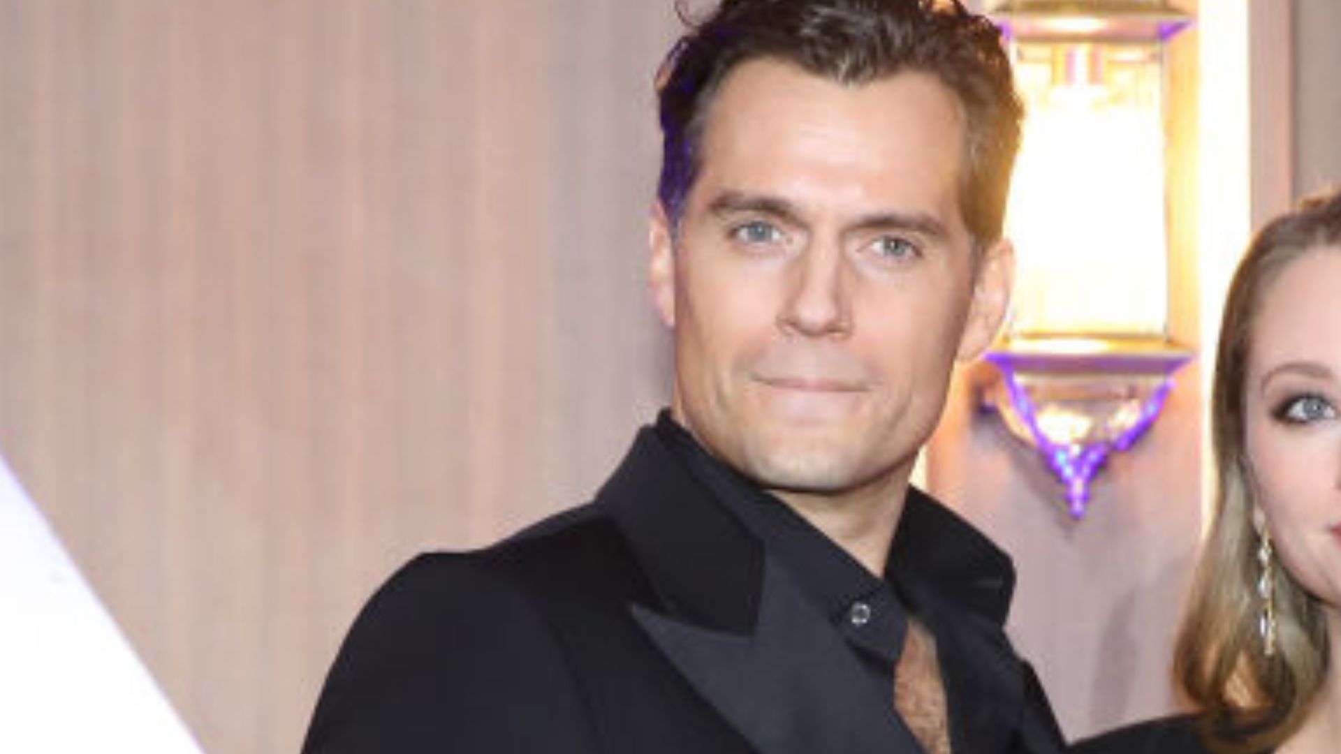 Henry Cavill faz rara aparição pública ao lado da namorada na Coreia do Sul
