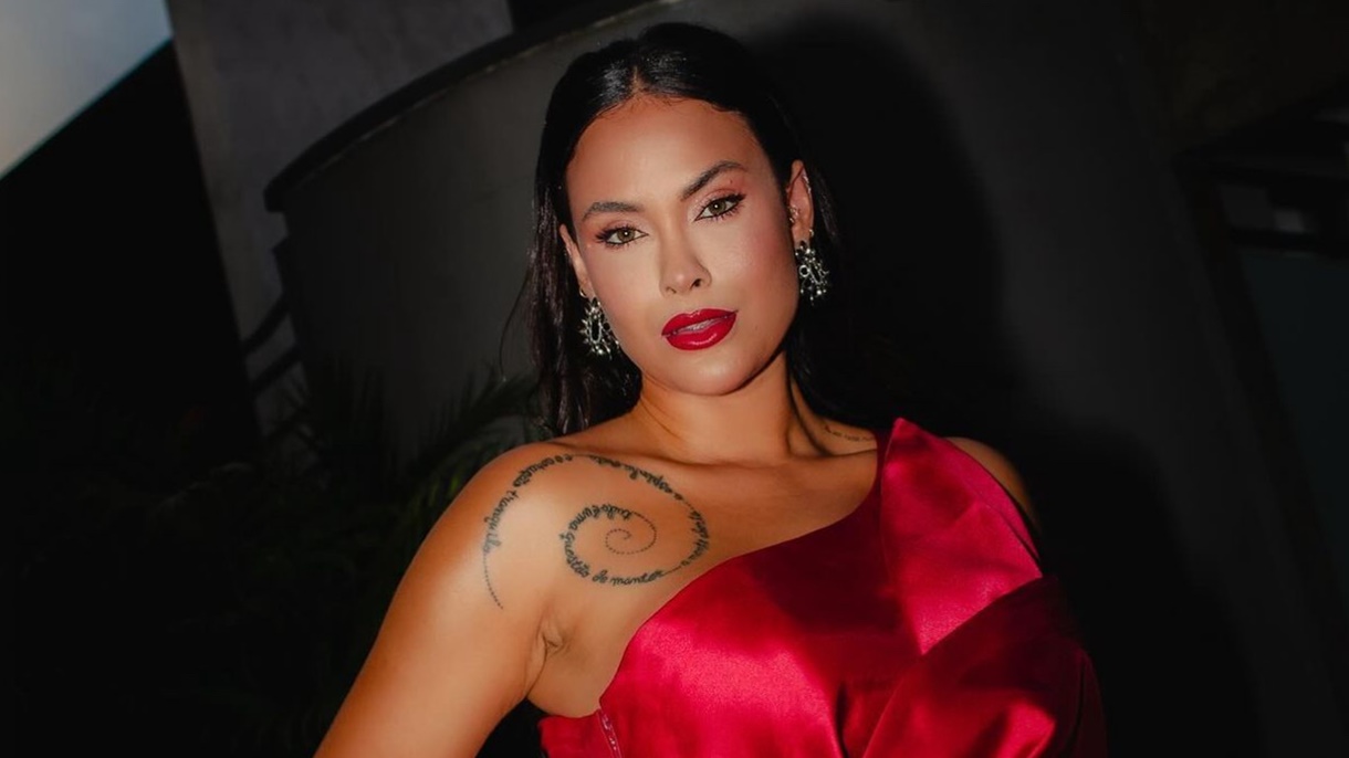Sarah Andrade usa look de 15 mil para encarnar apresentadora em evento