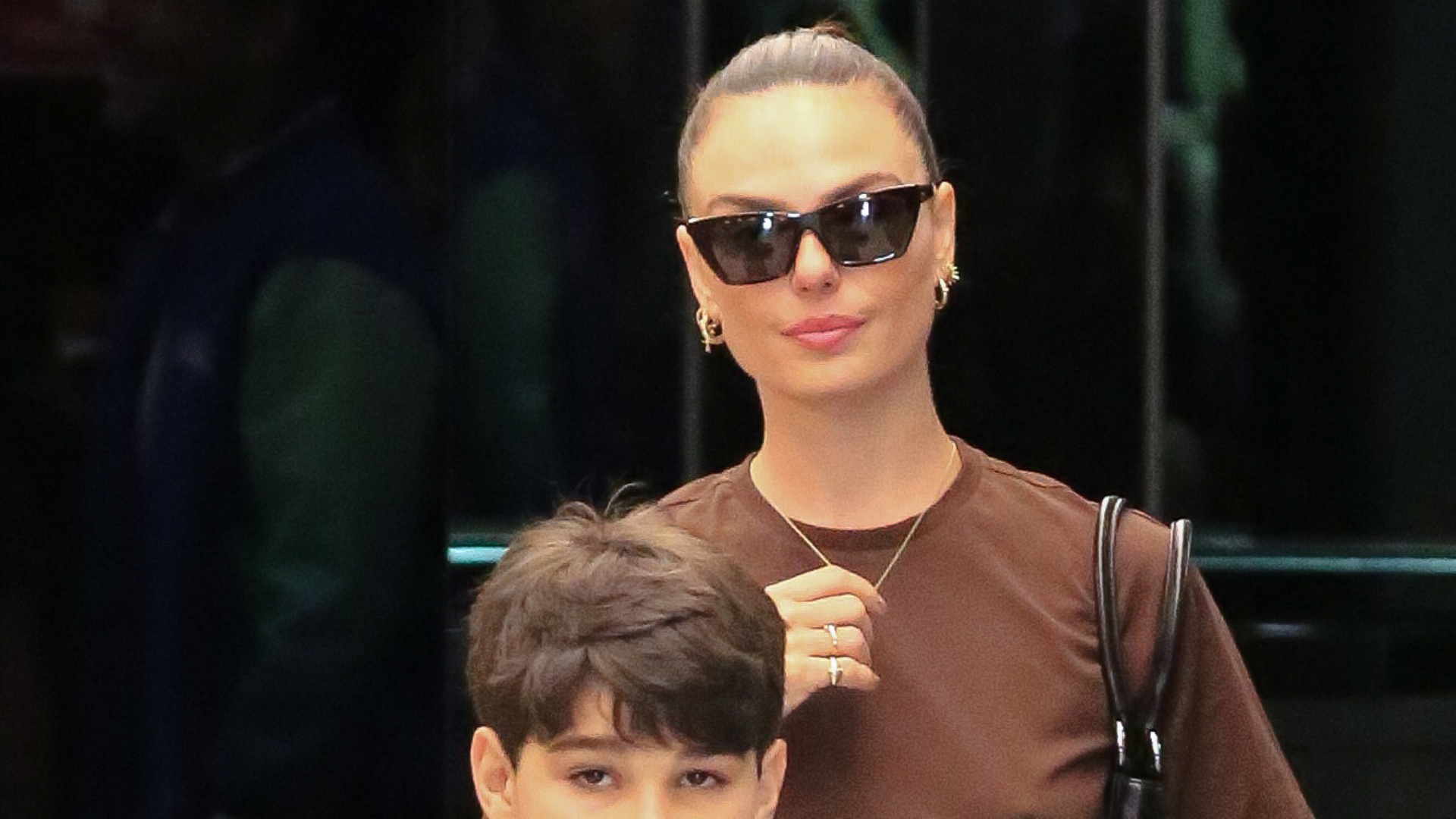 Filhos de Wanessa Camargo curtem passeio com Isis Valverde enquanto a mãe está no BBB