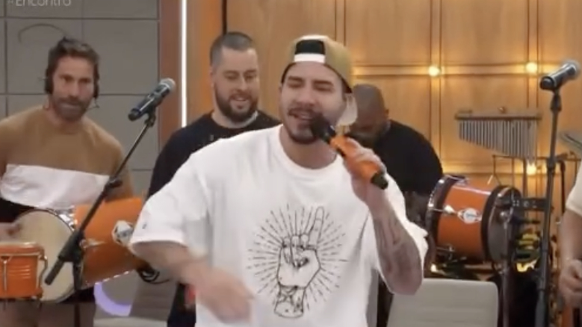 Cantor do Jeito Moleque reage ao ser zoado por erro de inglês no Encontro