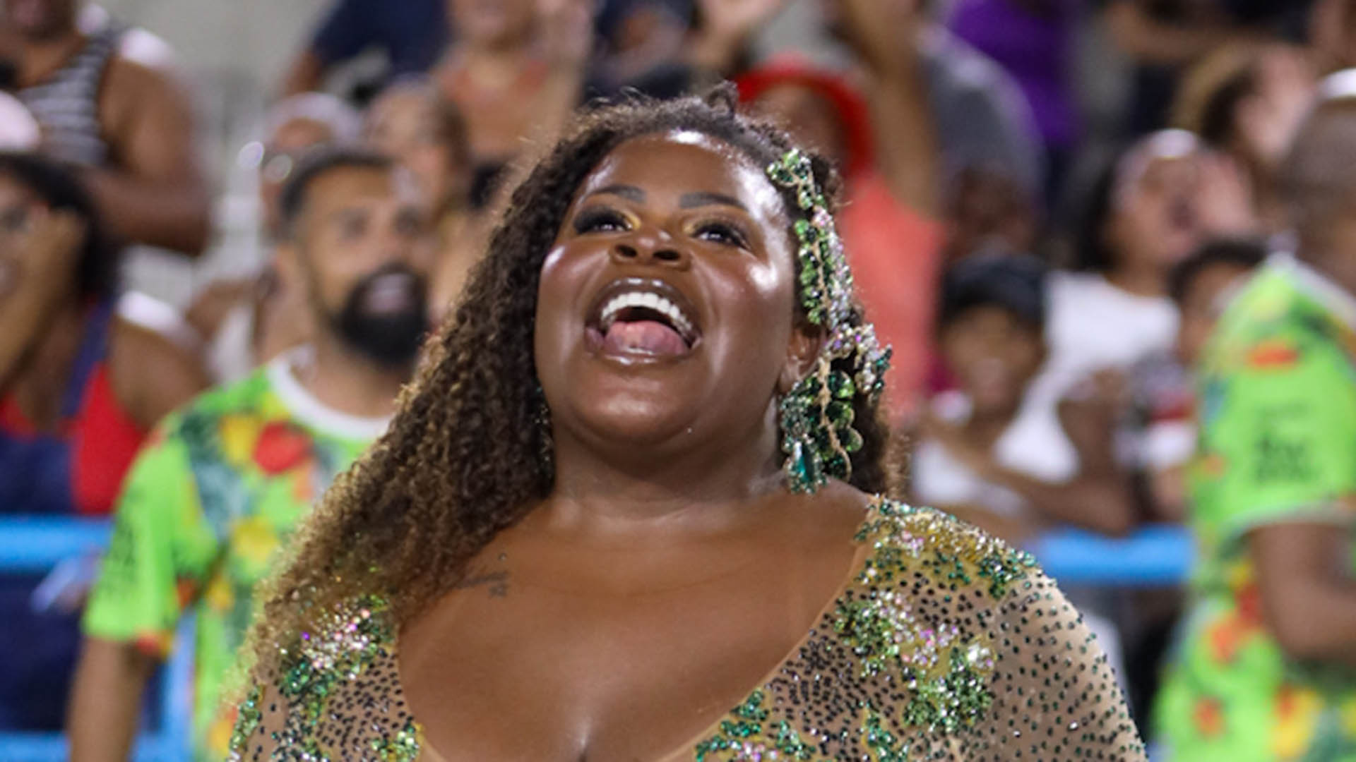 Jojo Todynho usa só body para se jogar no samba em ensaio de carnaval