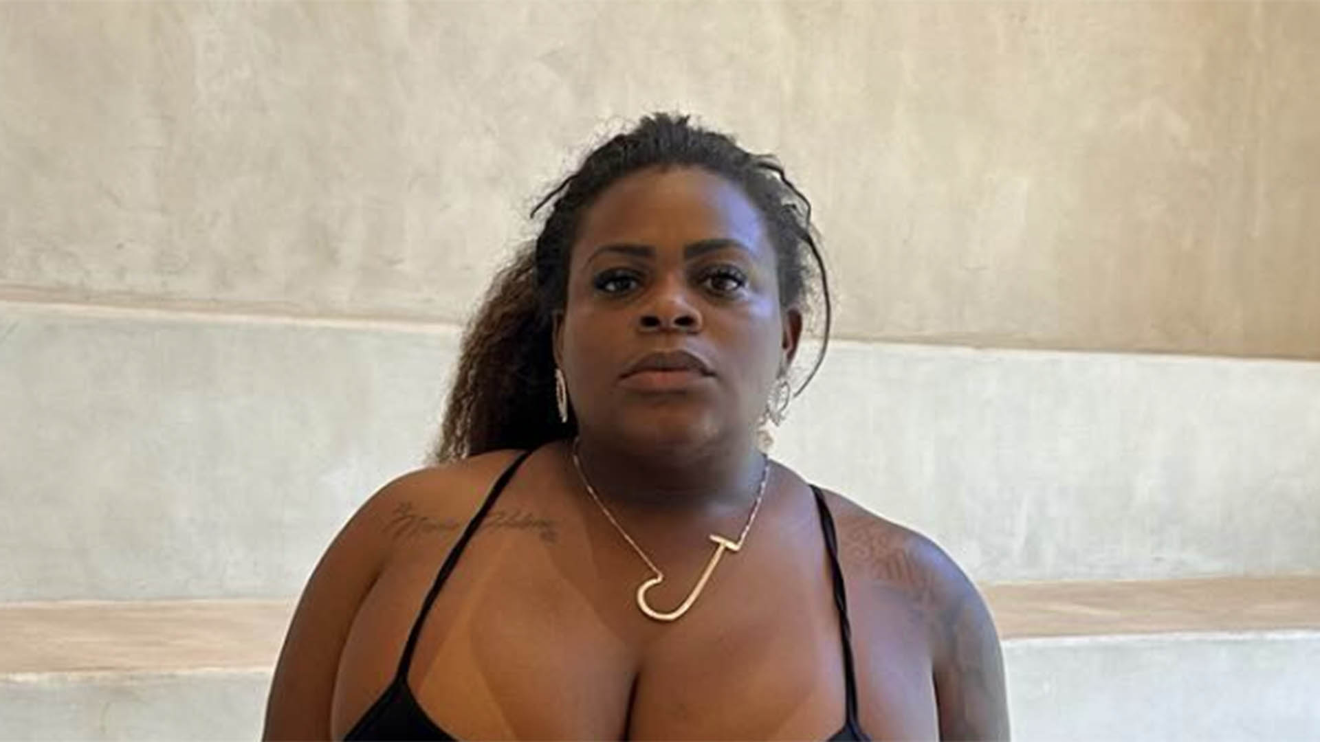 Jojo Todynho exibe a ‘cinturinha de pilão’ em look justíssimo
