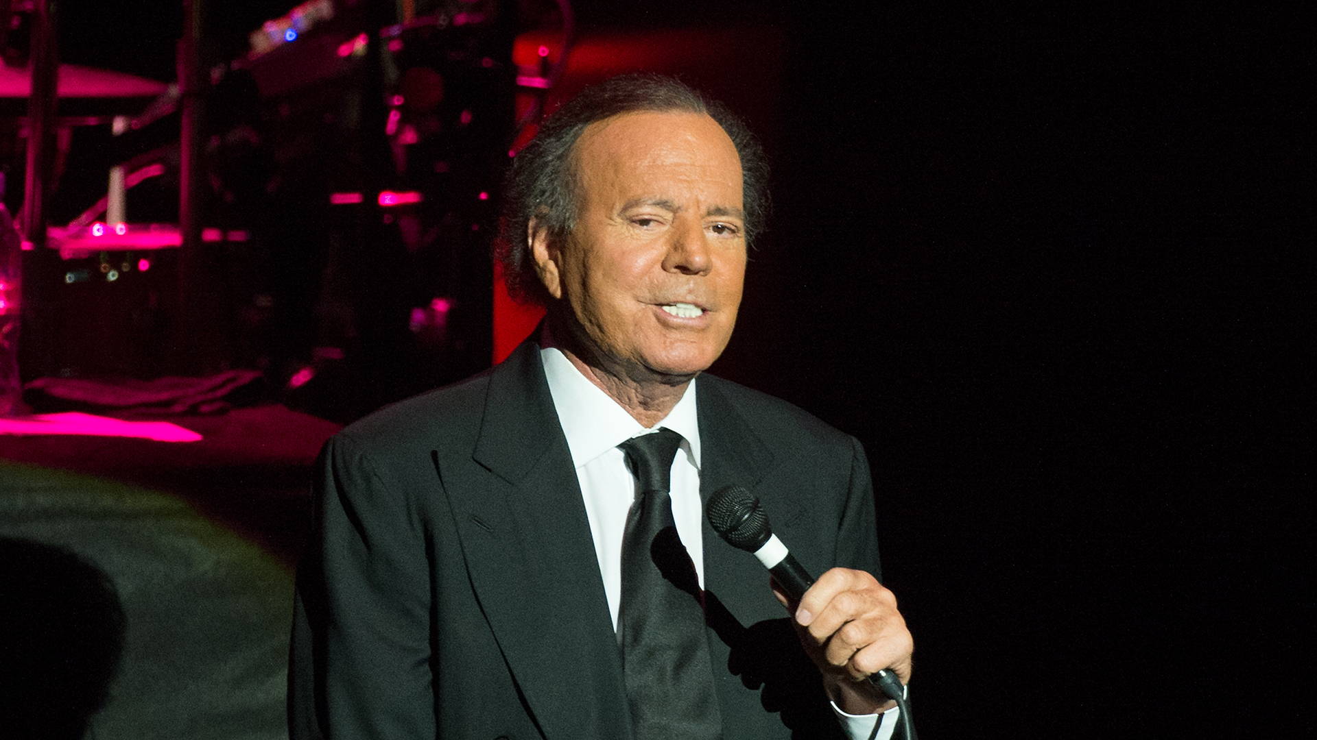 Julio Iglesias leva itens suspeitos na mala e enfrenta perrengue no aeroporto