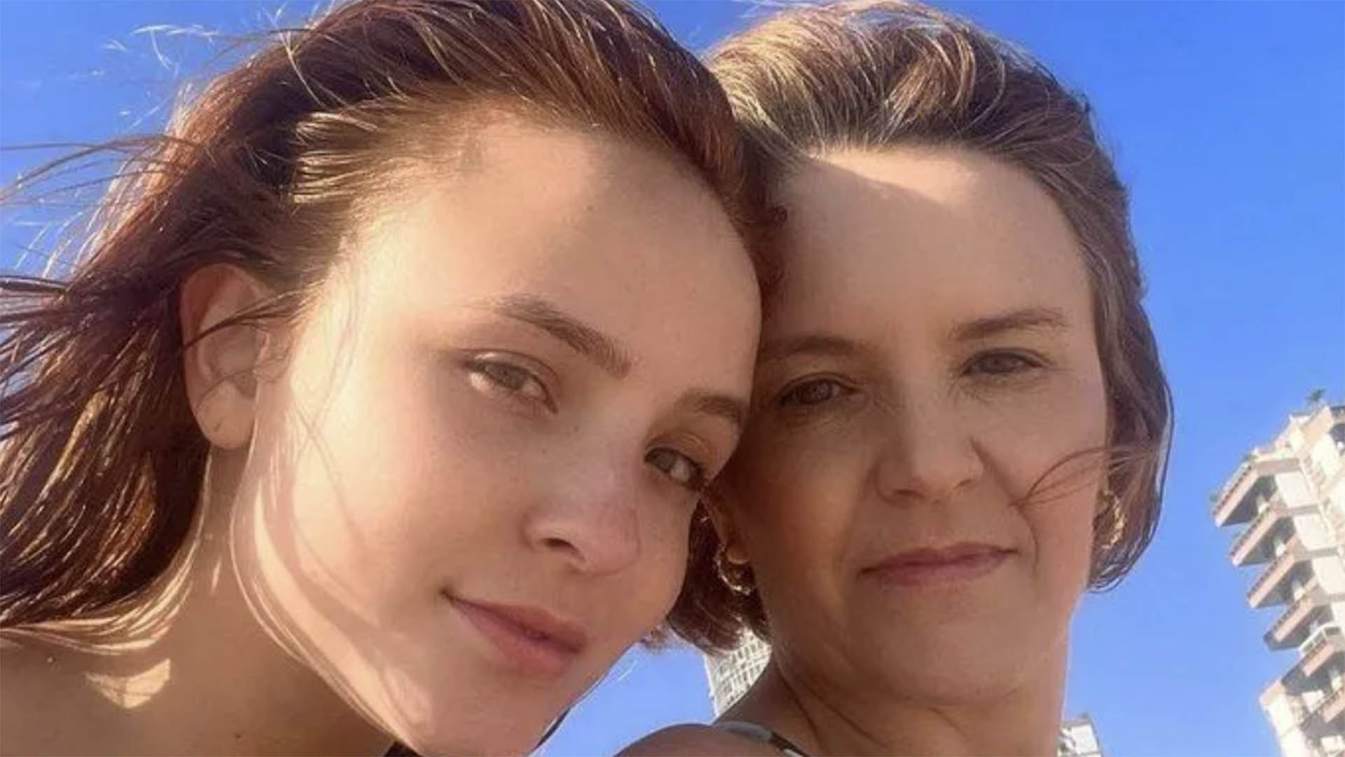 Mãe de Larissa Manoela surge com novo visual após se afastar da filha