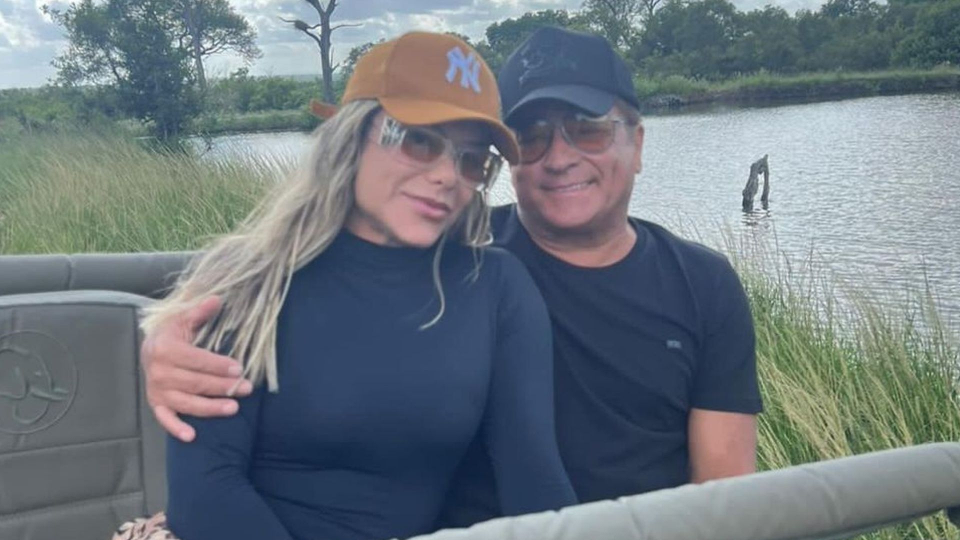 Leonardo abre álbum de fotos de sua viagem com Poliana Rocha