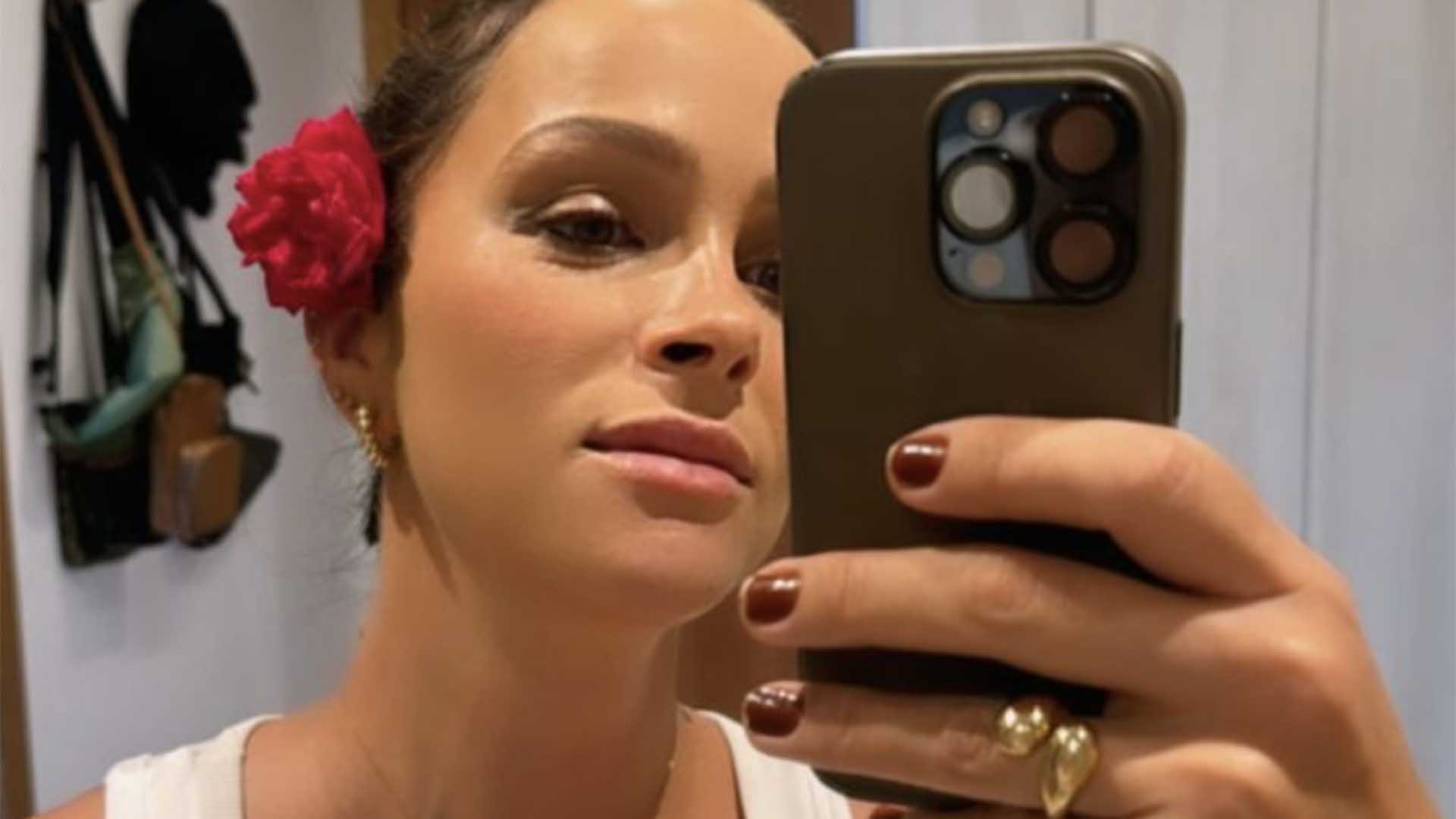 Grávida pela sexta vez, esposa de Juliano Cazarré exibe o barrigão