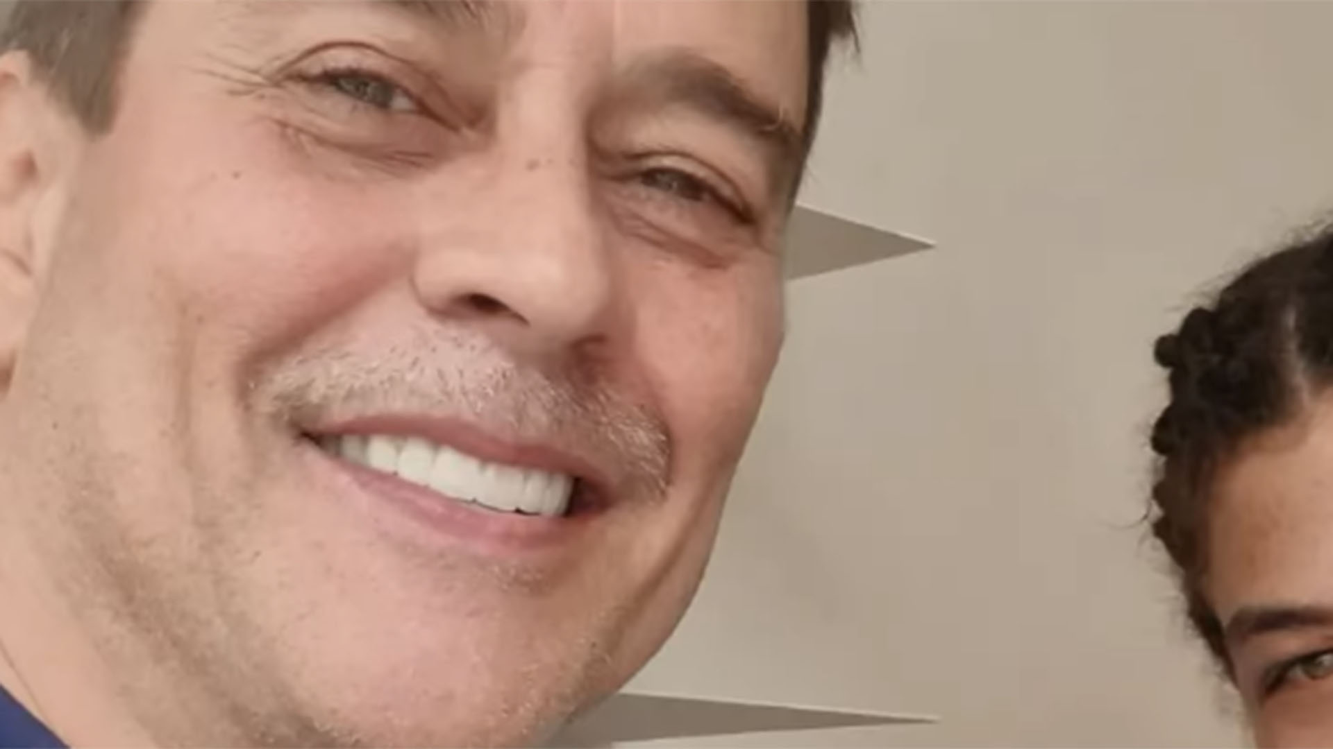 Marcello Antony exibe foto rara com seu filho de 21 anos