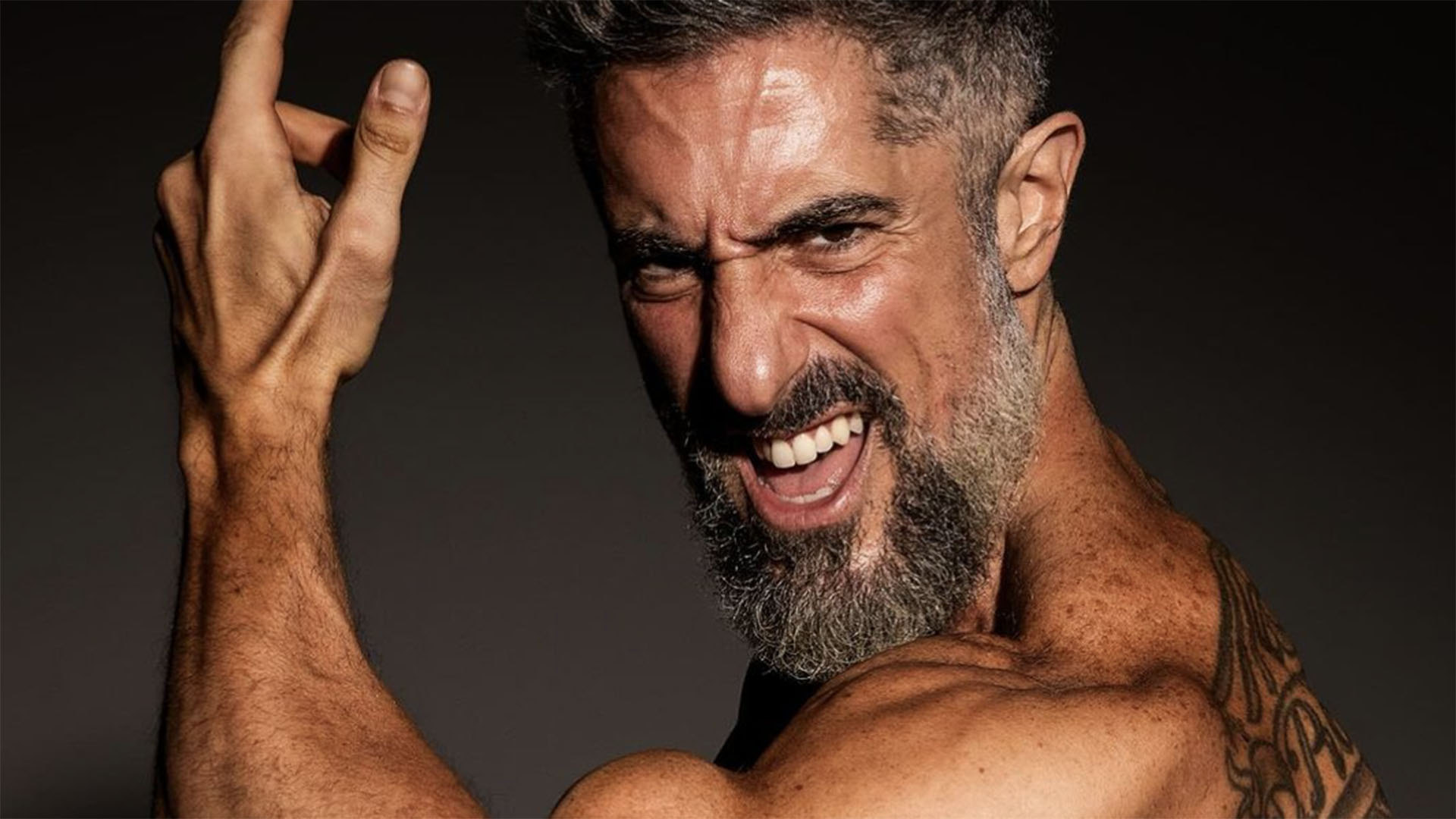 Marcos Mion choca ao mostrar o corpo musculoso ao perder 10 kg