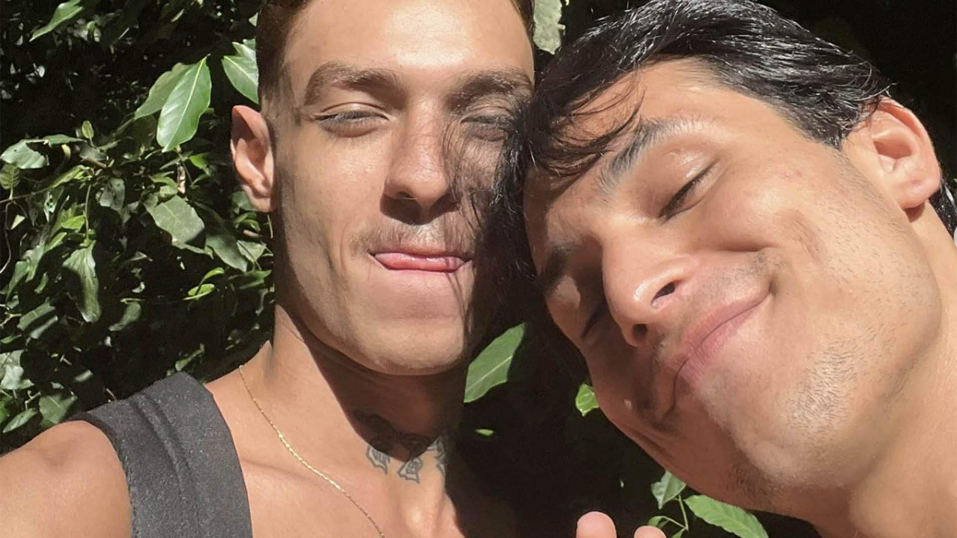 Irmão de MC Cabelinho exibe aliança do namoro com o tio de Tata Werneck