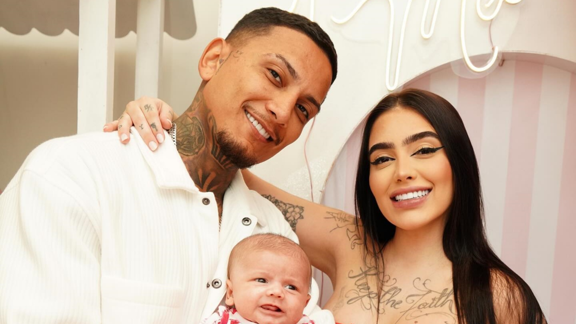 Dynho Alves e MC Mirella celebram o primeiro mês da filha com festa