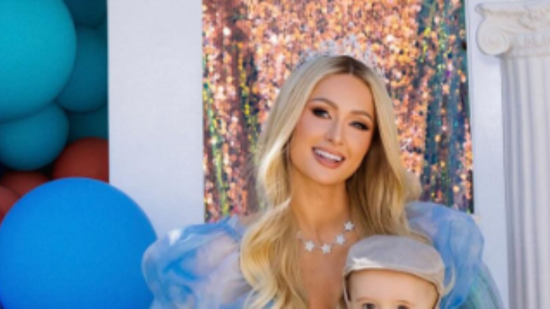 Paris Hilton se veste de princesa na festa de aniversário do filho