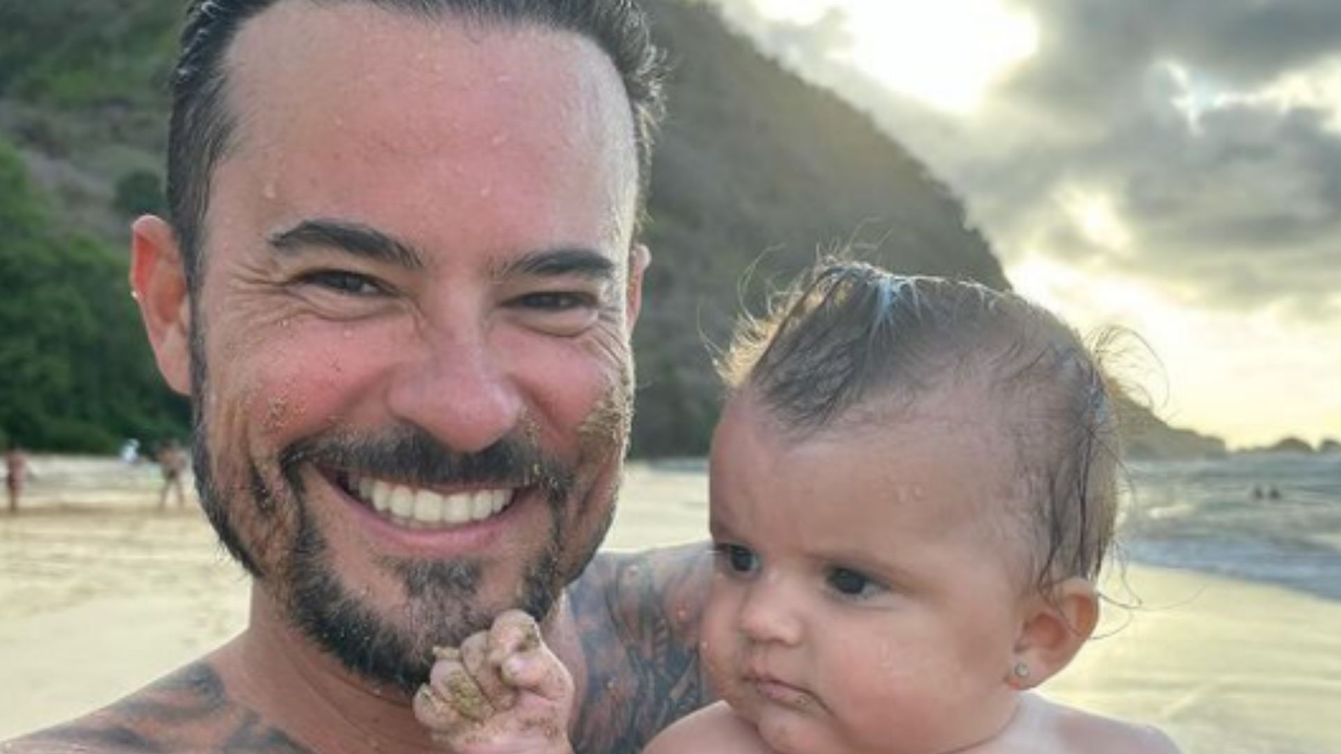 Paulinho Vilhena abre álbum de fotos com a filha em Fernando de Noronha