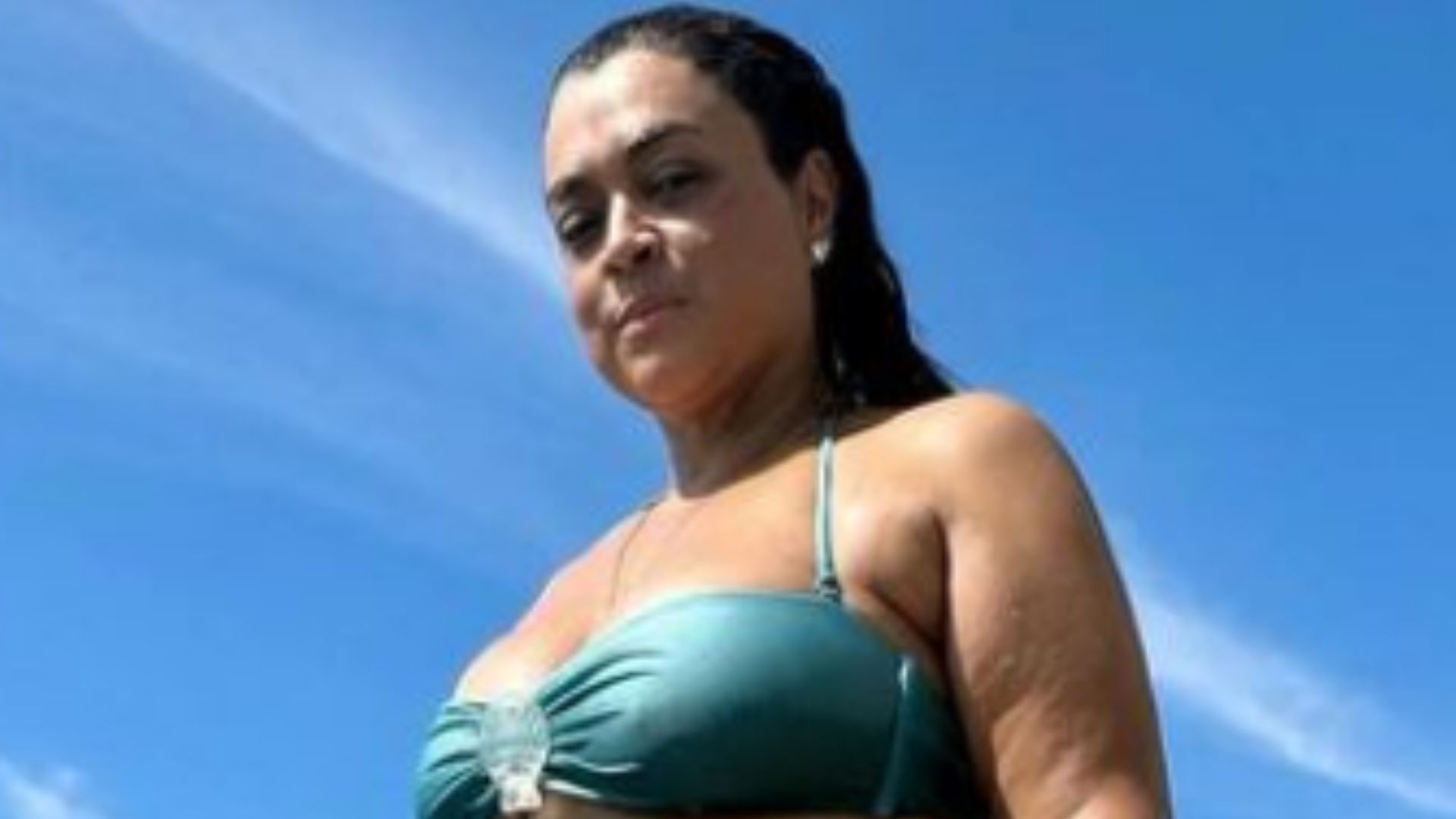 Preta Gil posa de biquíni em Salvador e impressiona web