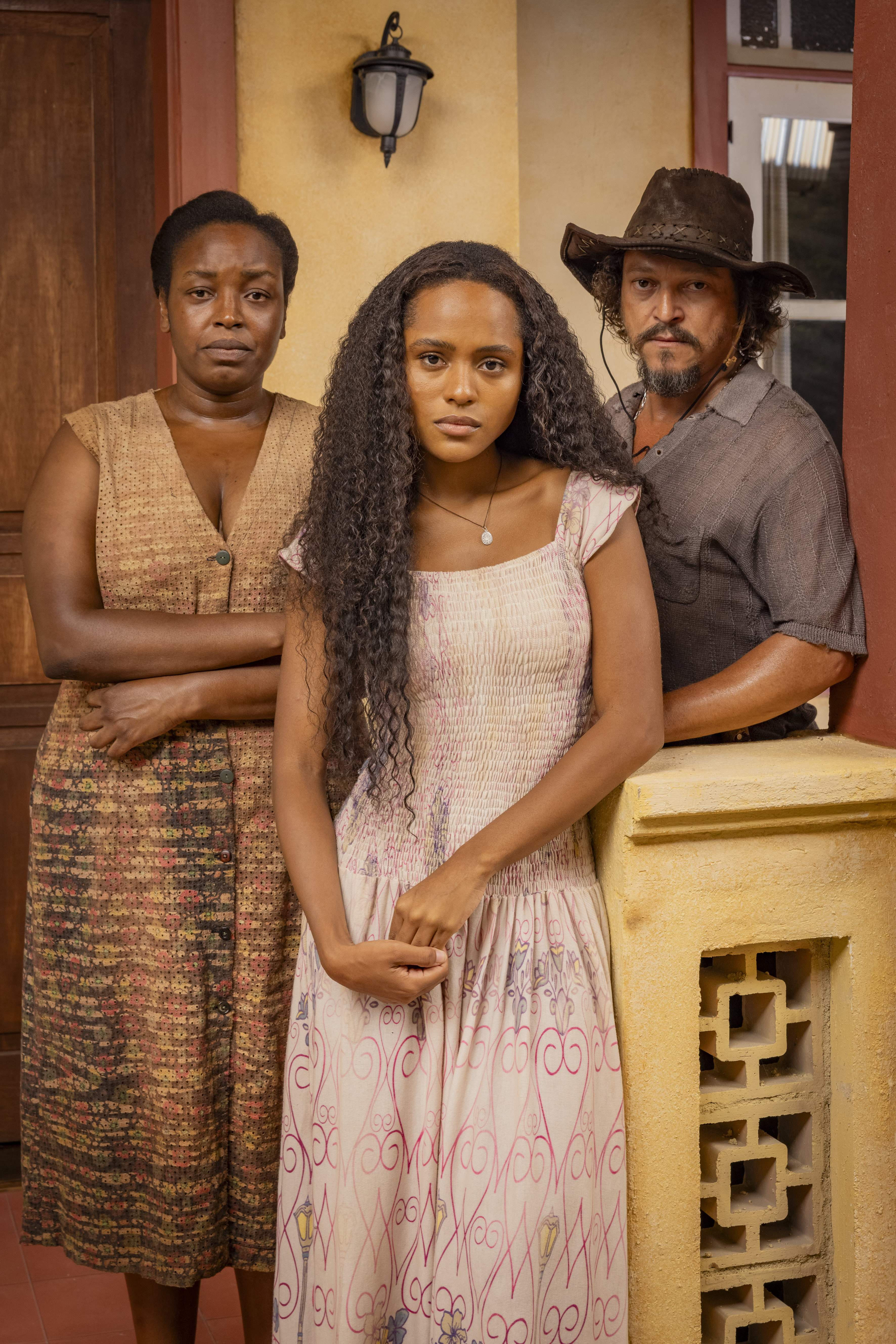 Quitéria (Belize Pombal), Maria Santa (Duda Santos) e Venâncio (Fabio Lago). Reprodução: Globo/Fábio Rocha