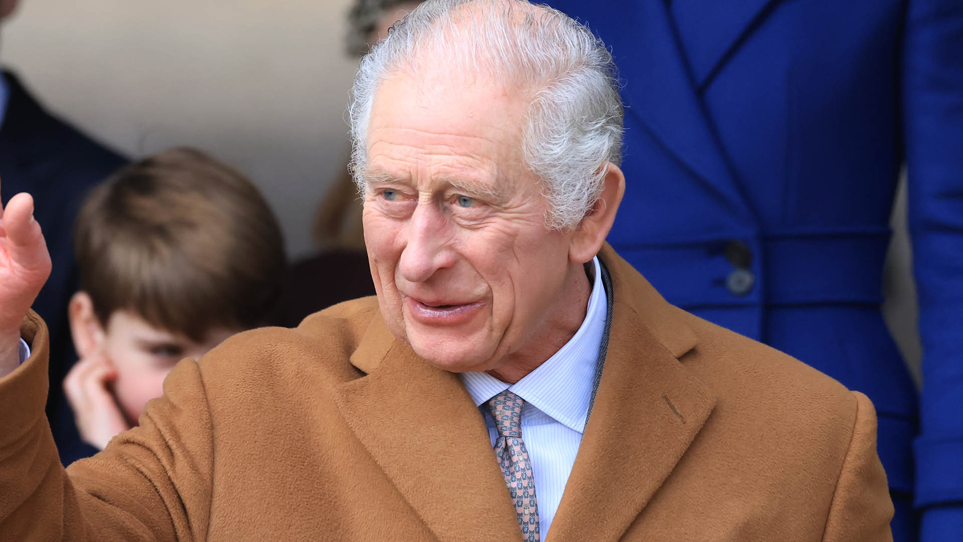 Rei Charles III é internado em hospital de Londres e faz visita para Kate Middleton