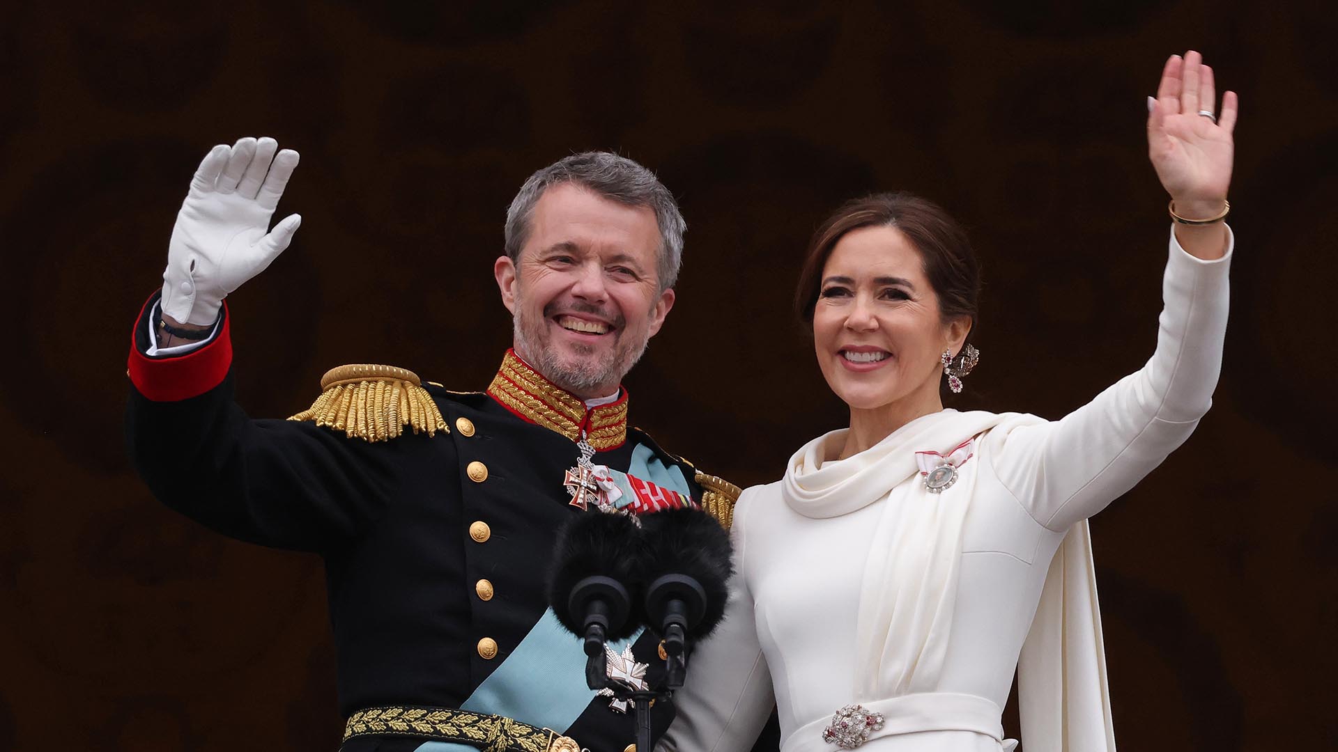 Rei Frederik assume o trono da Dinamarca após sua mãe abdicar da função