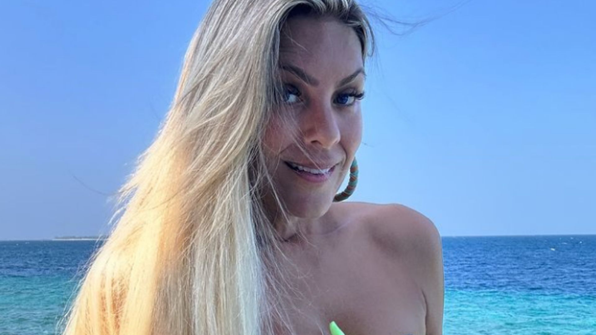 Magérrima, Renata Fan exibe sua beleza em foto na praia