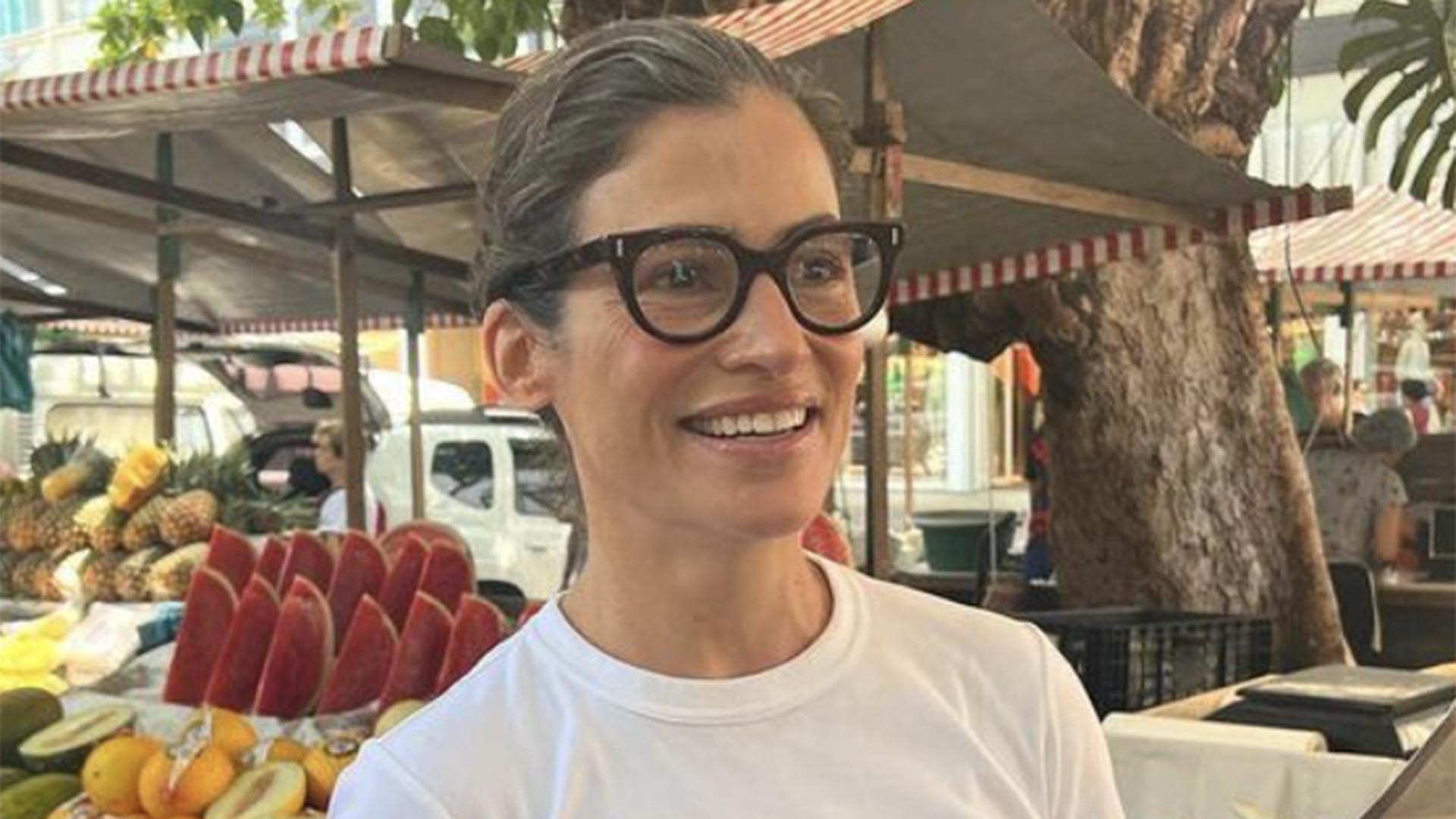 Gente como a gente! Renata Vasconcellos surge em feira de rua