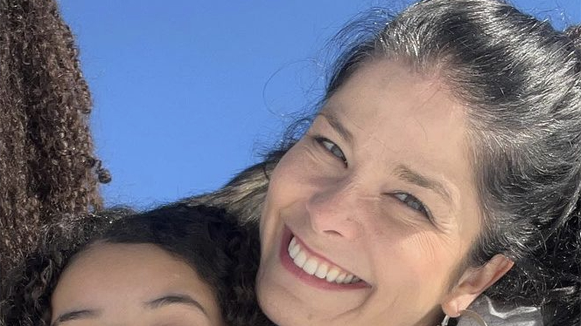 Samara Felippo surge com as filhas após ficar dois meses longe das herdeiras