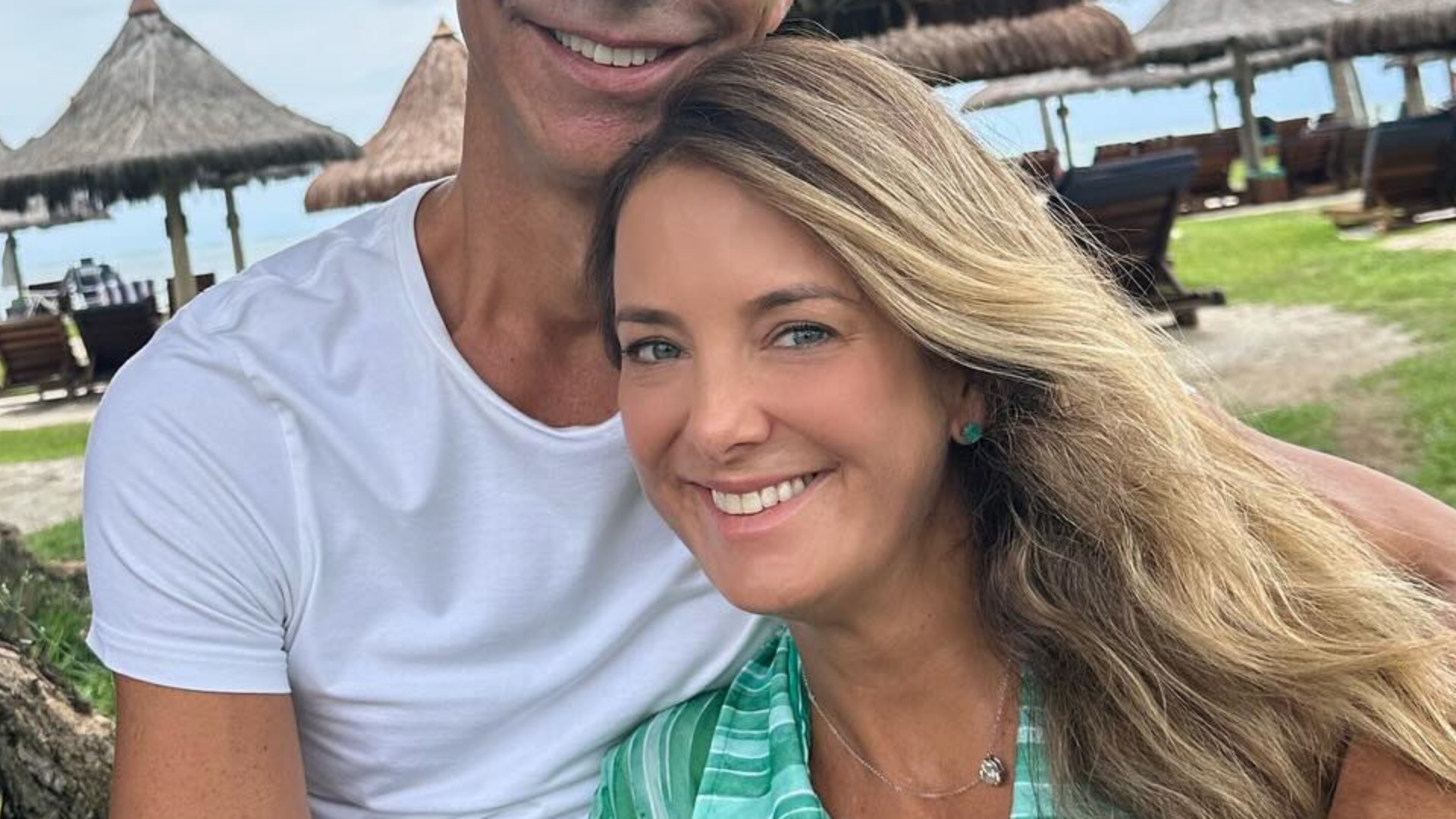 Ticiane Pinheiro surge agarradinha com Cesar Tralli durante viagem