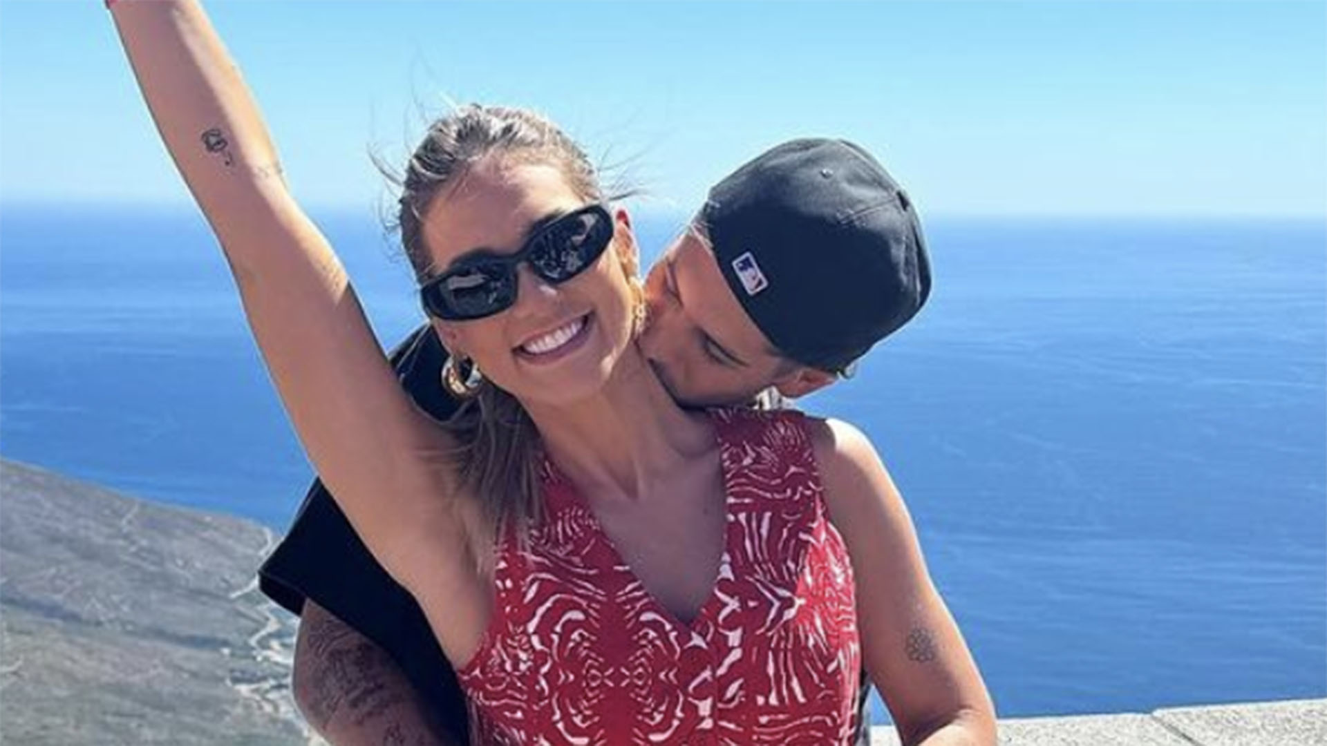Grávida, Virginia Fonseca ganha carinho do marido, Zé Felipe, em viagem