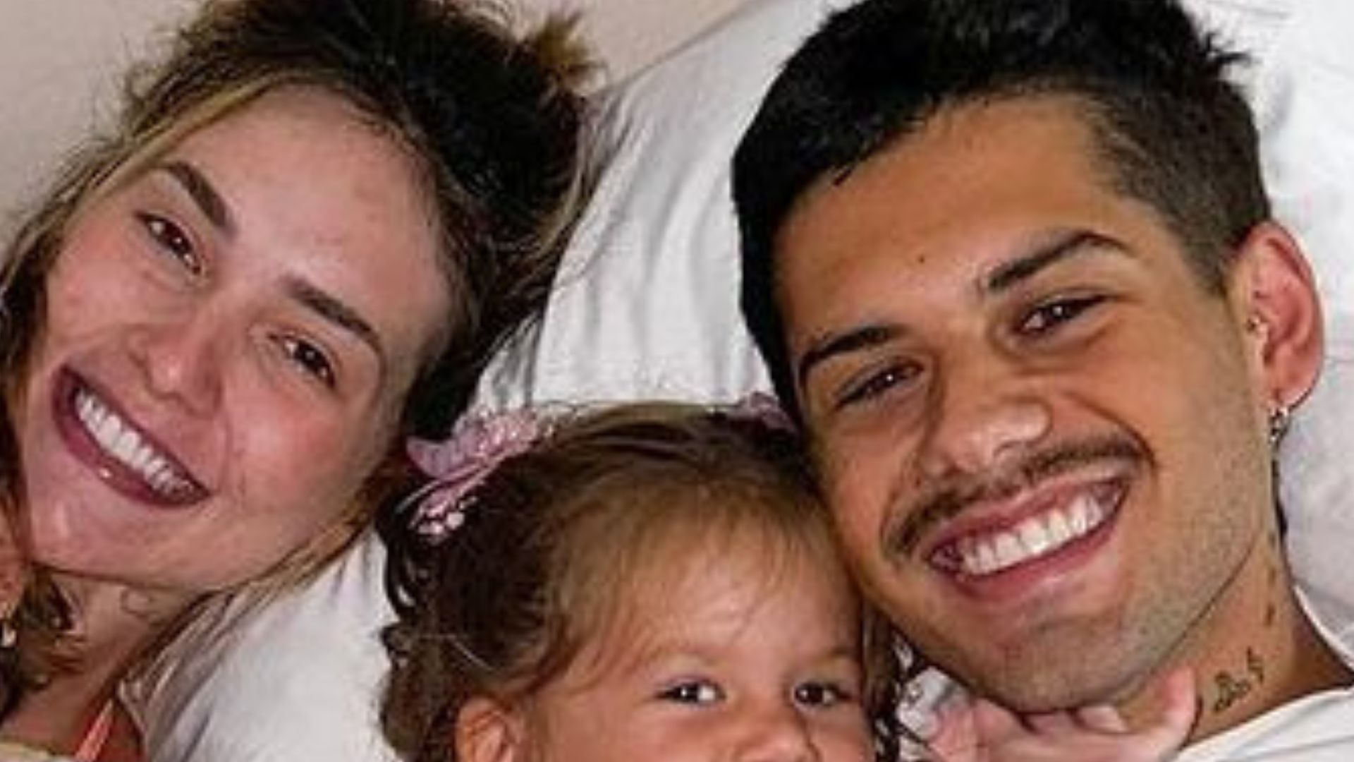 Virginia Fonseca se aconchega na cama com Zé Felipe e filhas: “Tudo pra mim”