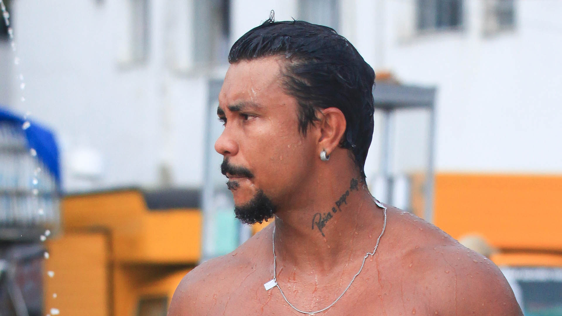 Astro da novela Renascer, Xamã é flagrado sem camisa em dia na praia