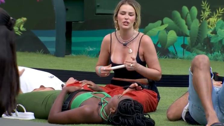 BBB 24: Yasmin Brunet  ‘Alinha os Chakras’ dos brothers dentro da casa