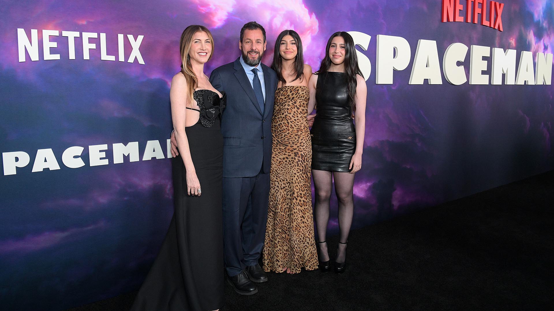 Filhas de Adam Sandler aparecem enormes ao lado do pai. Veja as fotos raras!