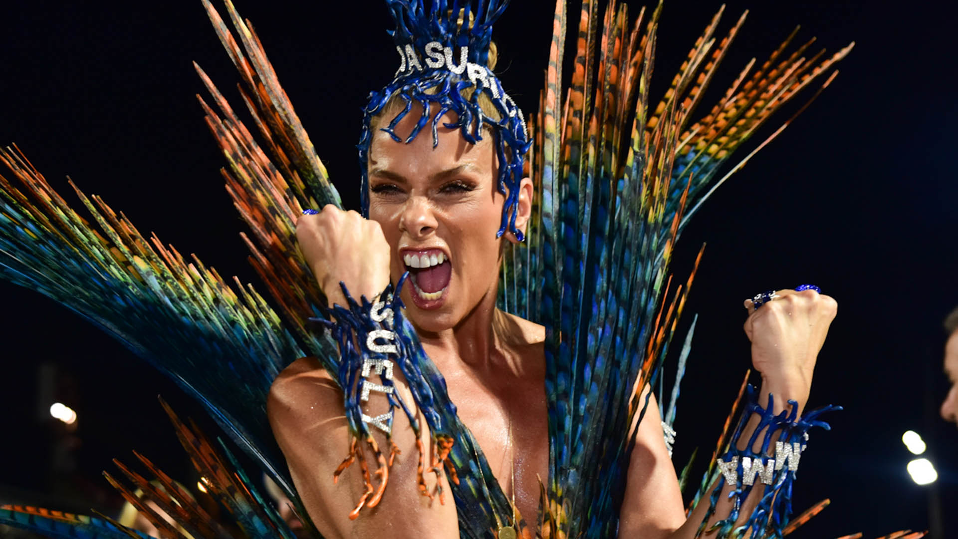 Adriane Galisteu usa fantasia com homenagem especial