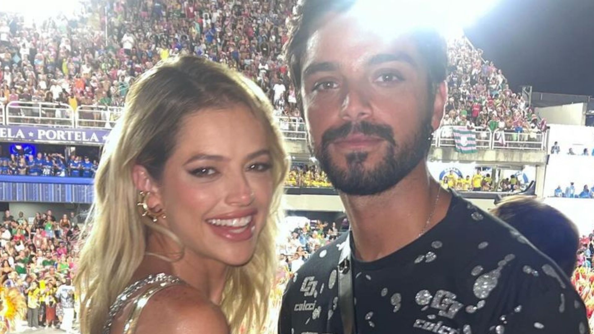 Rodrigo Simas e Agatha Moreira curtem desfiles de Carnaval agarradinhos