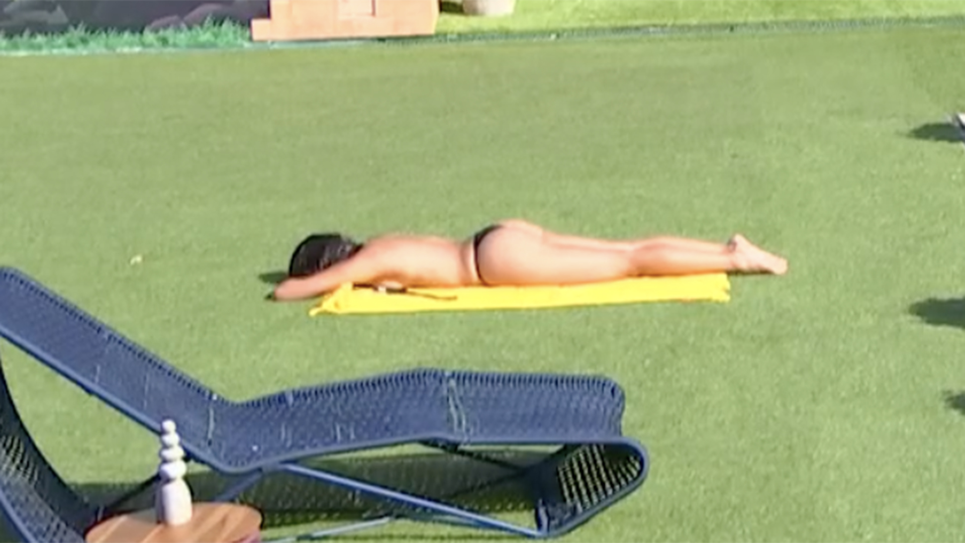 BBB 24: Alane faz topless ao ficar sozinha na piscina