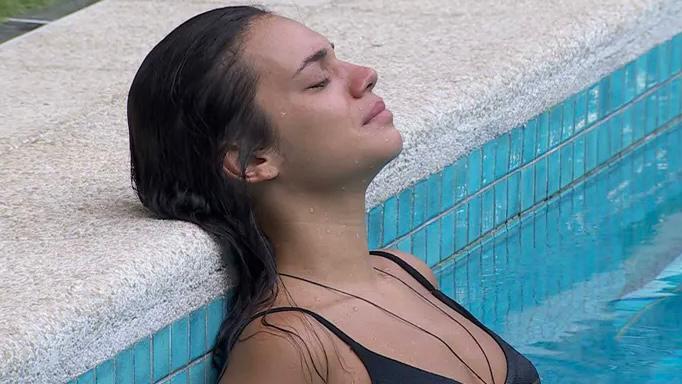 BBB24: Depois de briga, Alane chora sozinha na piscina