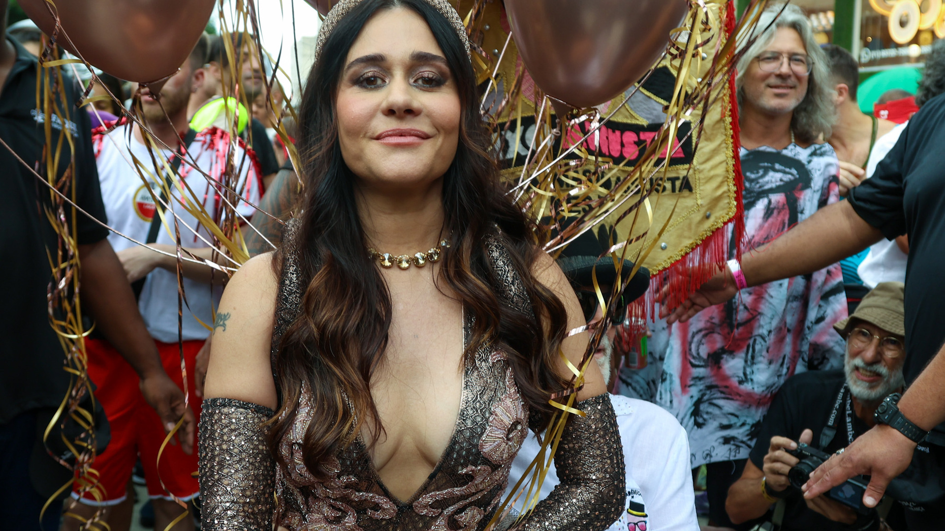 Alessandra Negrini rouba a cena em bloquinho com body decotado
