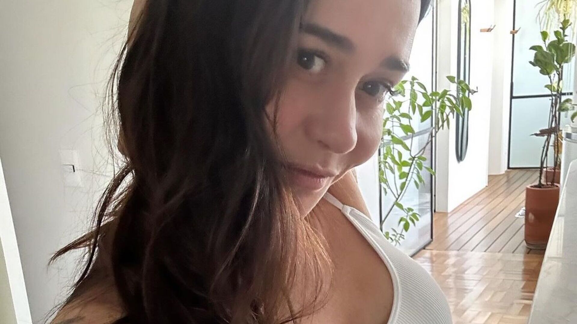 De top e shortinhos, Alessandra Negrini recarrega energias e impressiona