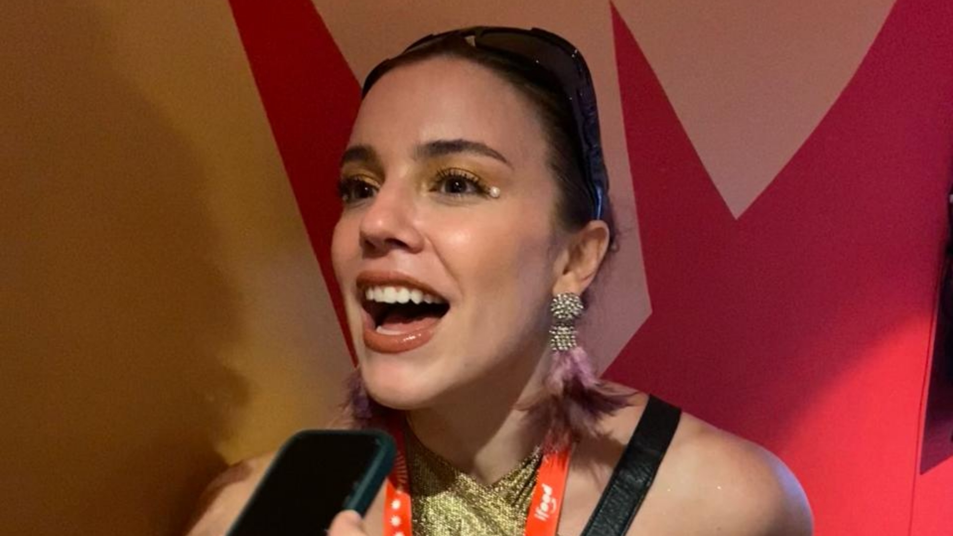Alice Wegmann abre o jogo sobre status amoroso no carnaval de Salvador