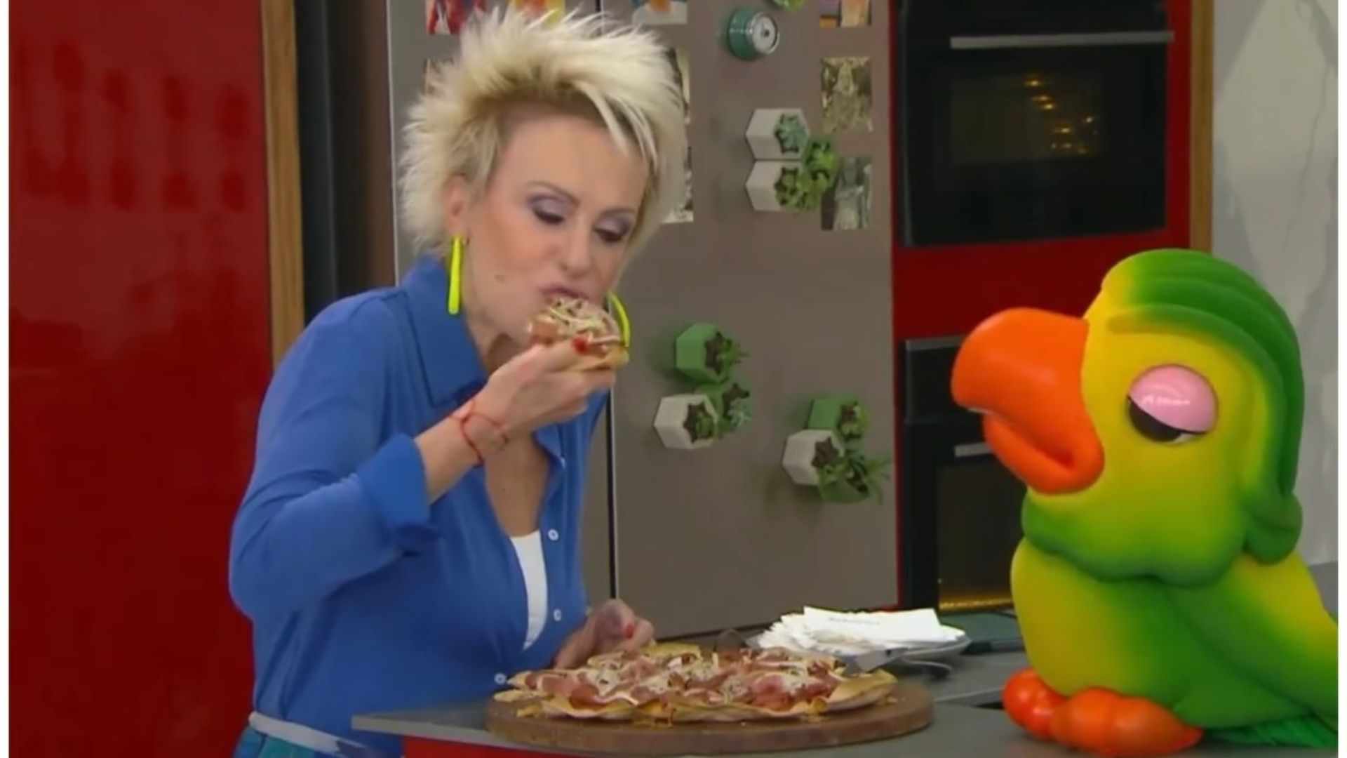 Após briga no BBB 24, Ana Maria Braga come pizza de calabresa: ‘Servidos?’