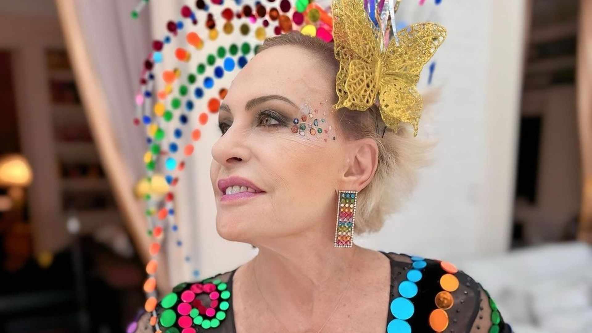 Ana Maria Braga aposta em fantasia de ‘Globeleza’ e impressiona