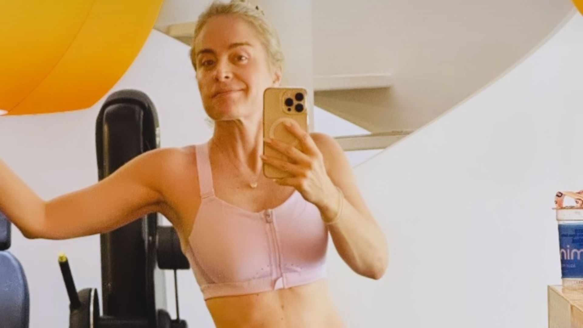 Angélica dobra shortinhos e exibe pinta em foto na academia: ‘Me julgando’