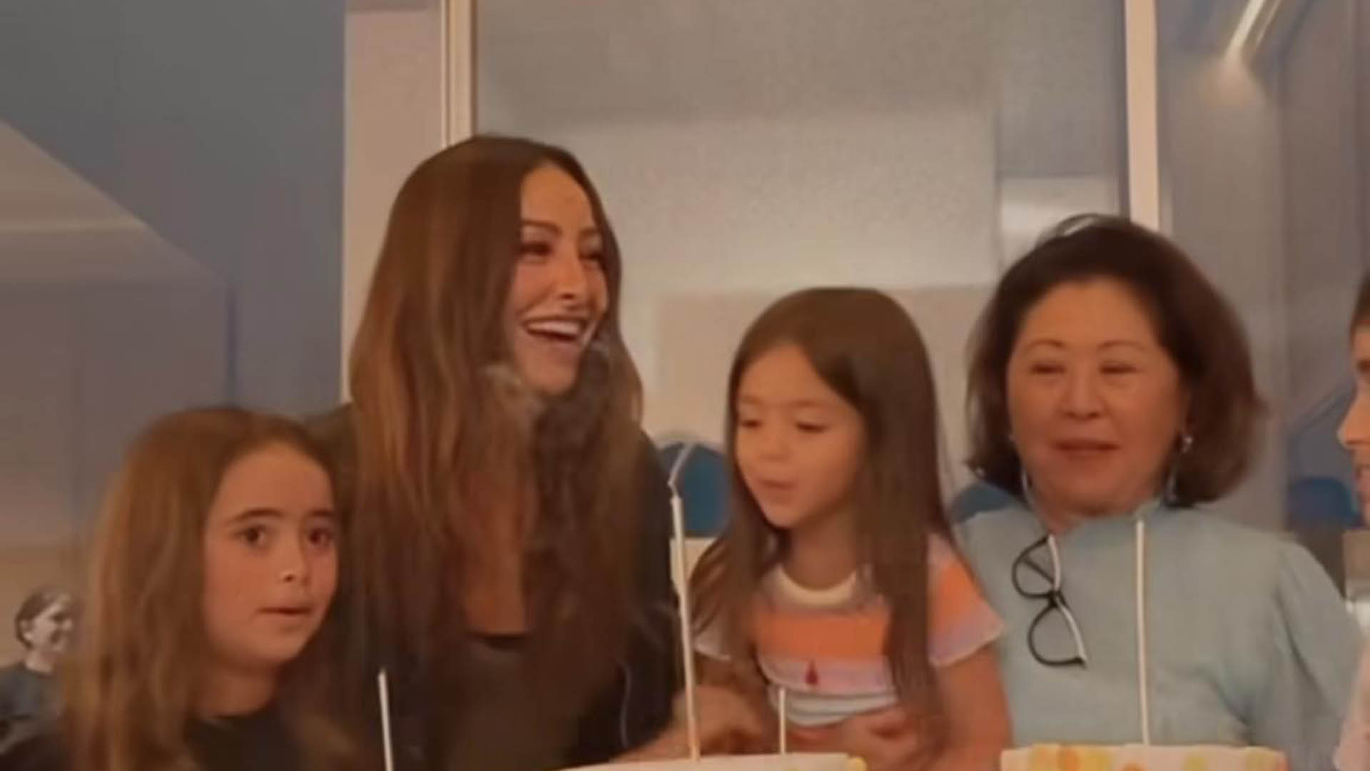 Sabrina Sato celebra seu aniversário em casa e Nicolas Prattes marca presença