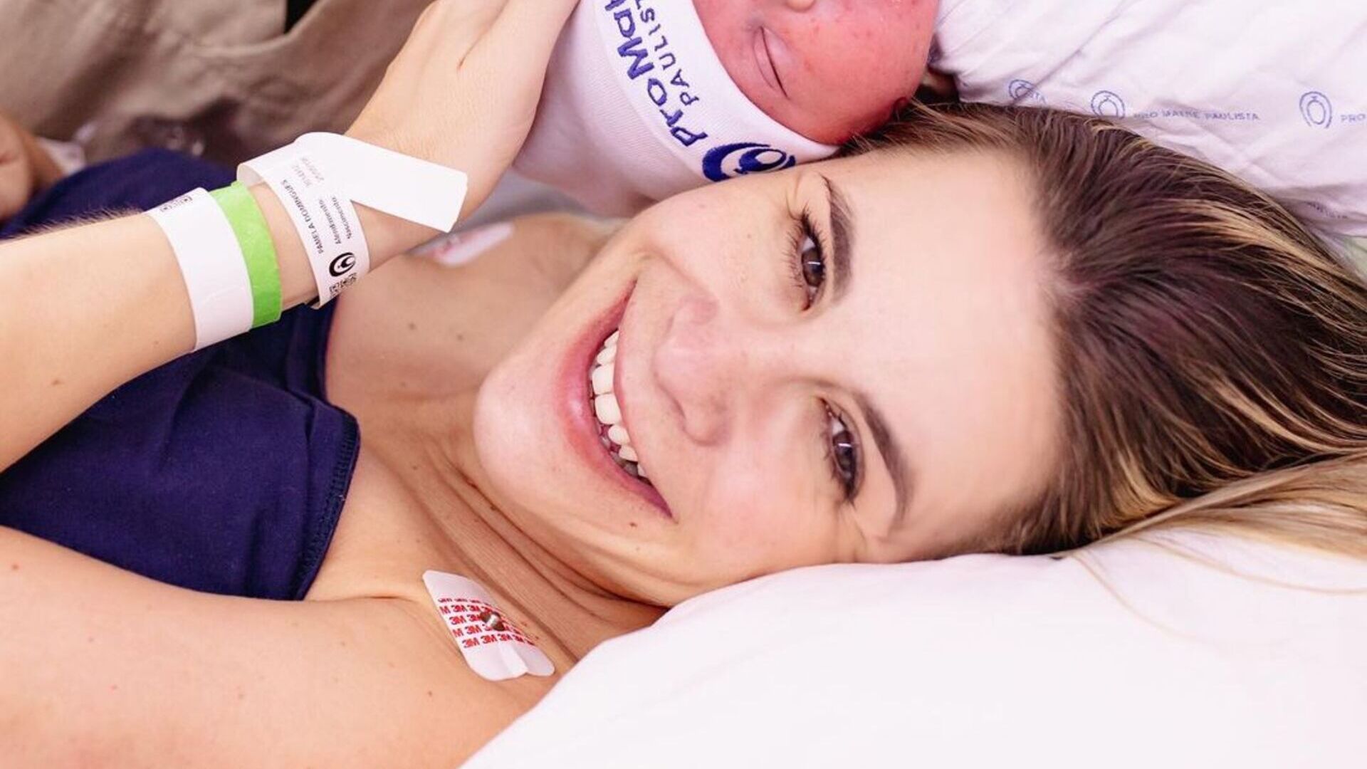 Nasceu! Apresentadora do Mulheres dá à luz seu primeiro filho