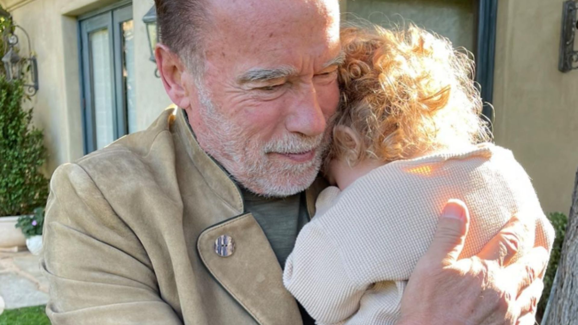 Arnold Schwarzenegger alega dar a mesma comida dos animais para as netas