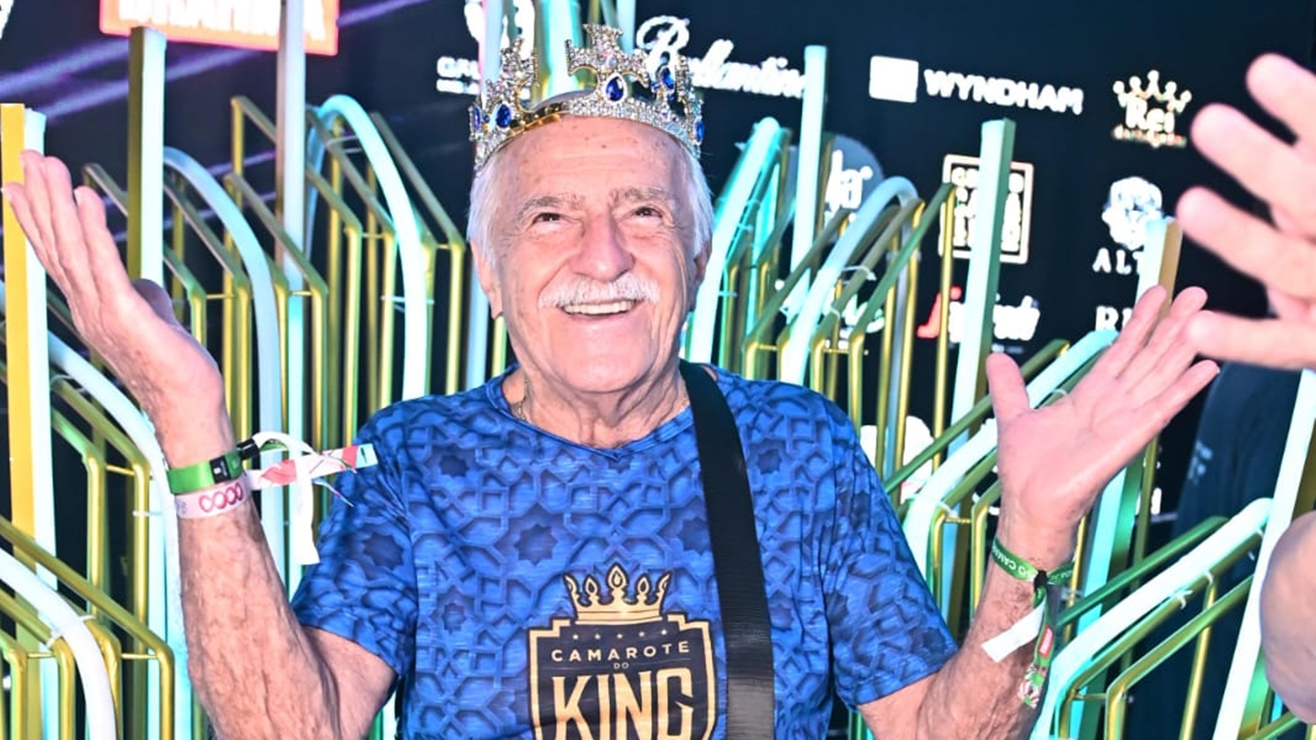 Ary Fontoura é ovacionado e ‘coroado’ no Carnaval: ‘Nunca imaginei’