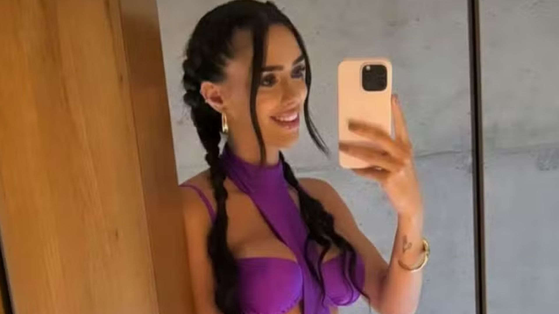 Bruna Biancardi aproveita dia em Mangaratiba com vestido fendado