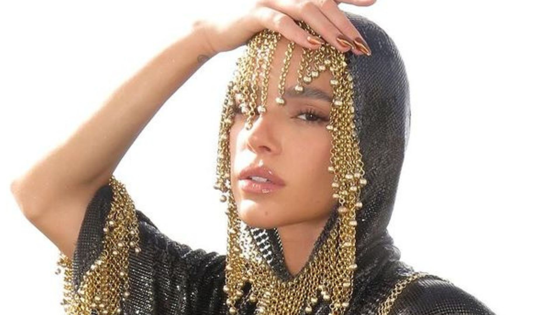 Deusa! Bruna Marquezine elege look brilhante para curtir o Carnaval de Salvador